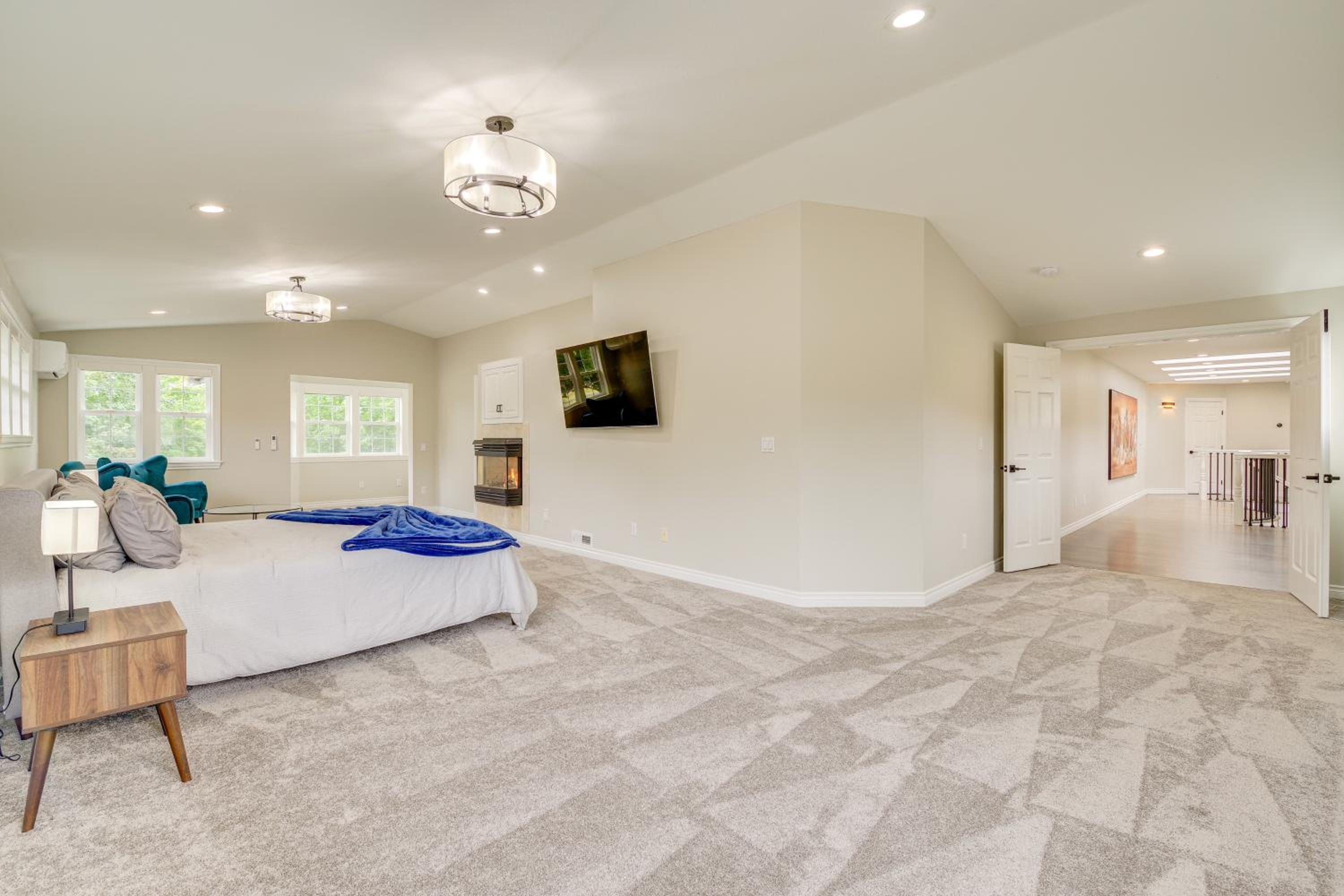 Private Pond & Indoor Pool: Grand Arlington Villa!