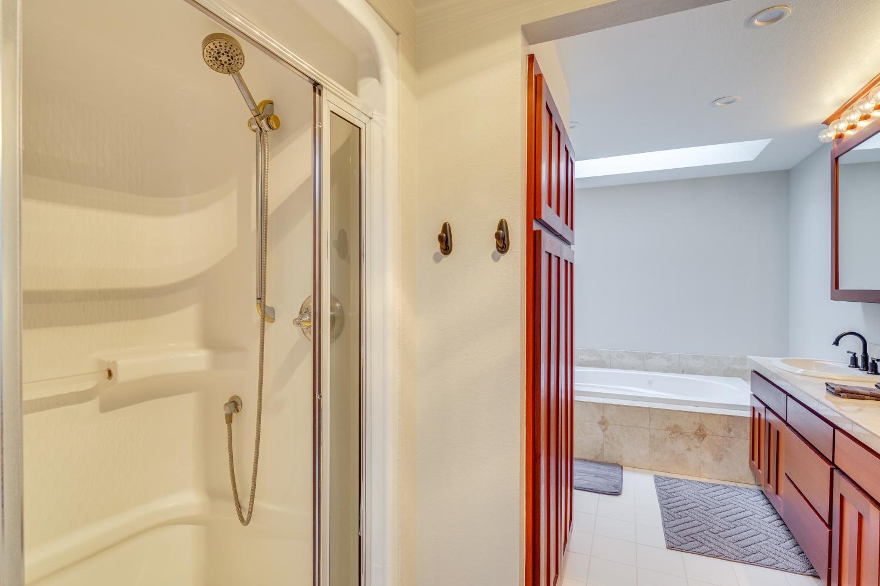 Private Pond & Indoor Pool: Grand Arlington Villa!