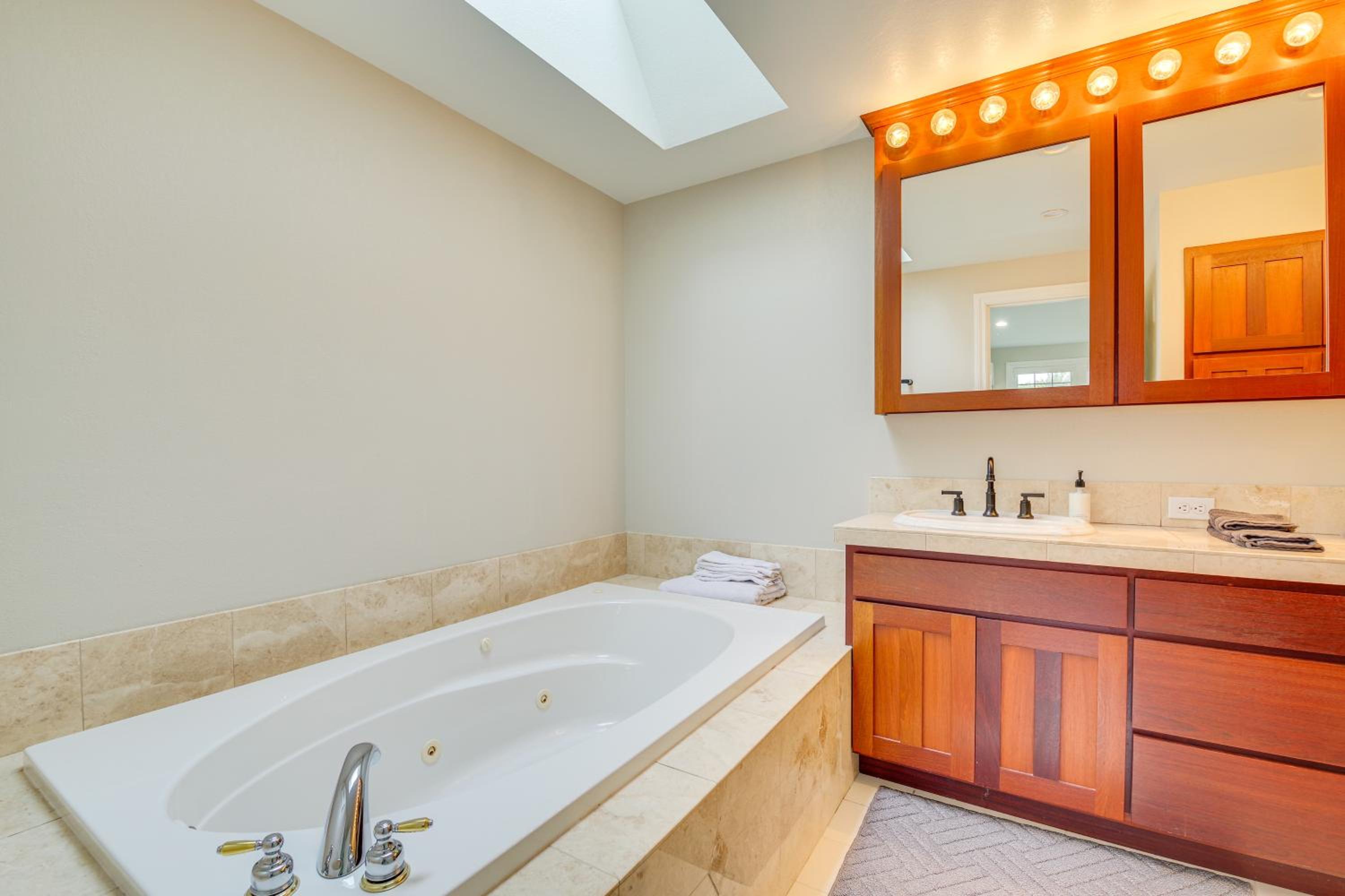Private Pond & Indoor Pool: Grand Arlington Villa!