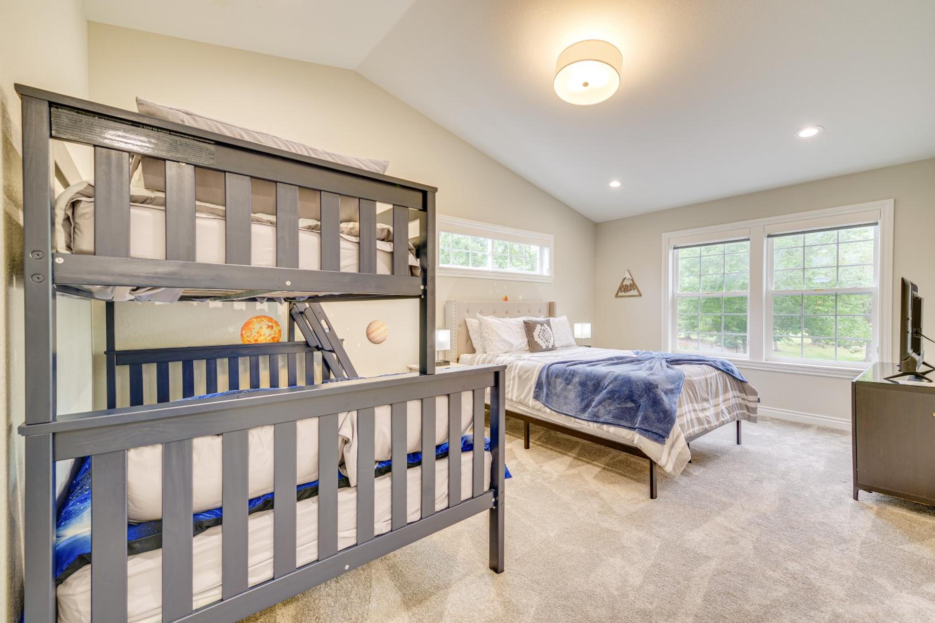 Private Pond & Indoor Pool: Grand Arlington Villa!