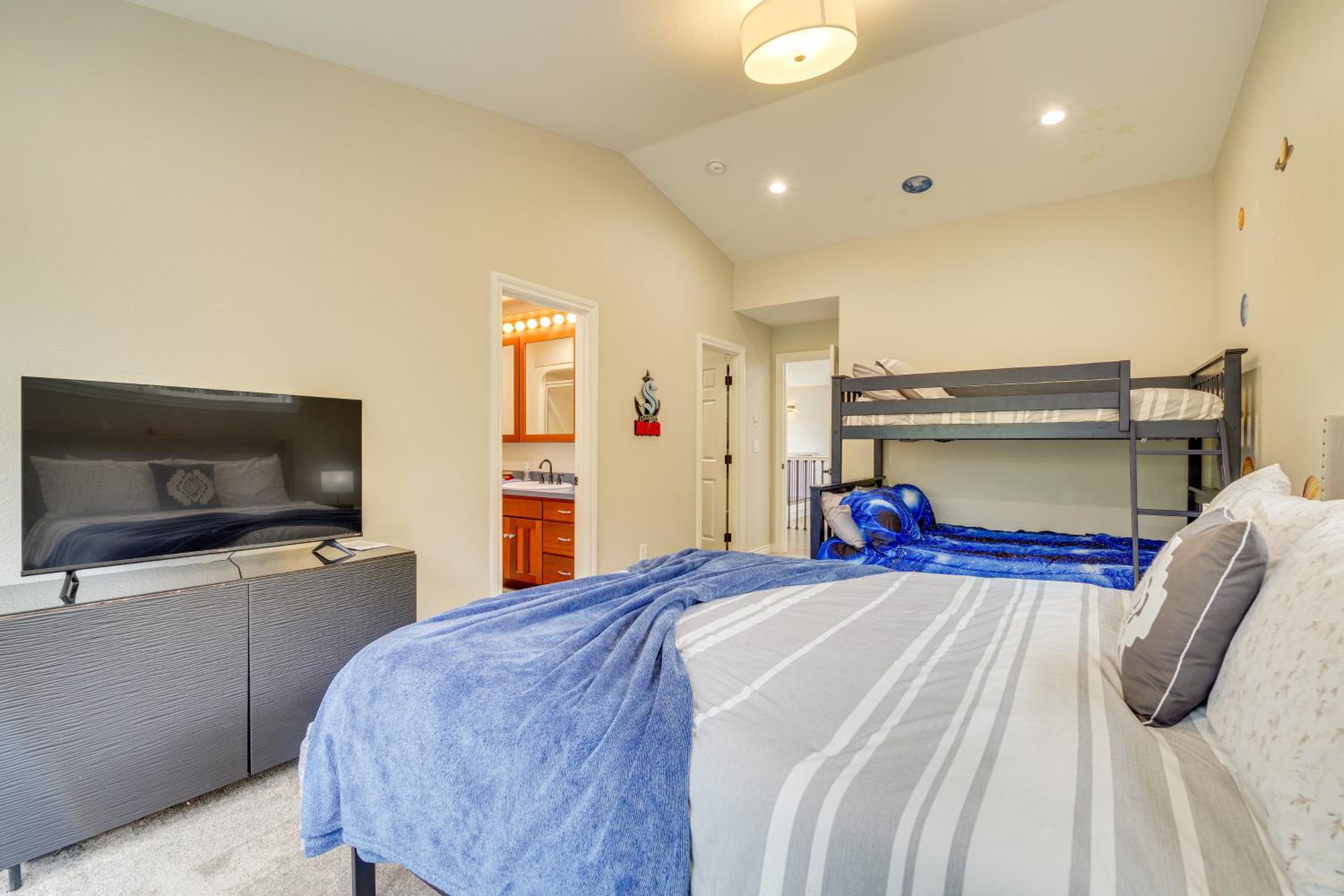 Private Pond & Indoor Pool: Grand Arlington Villa!