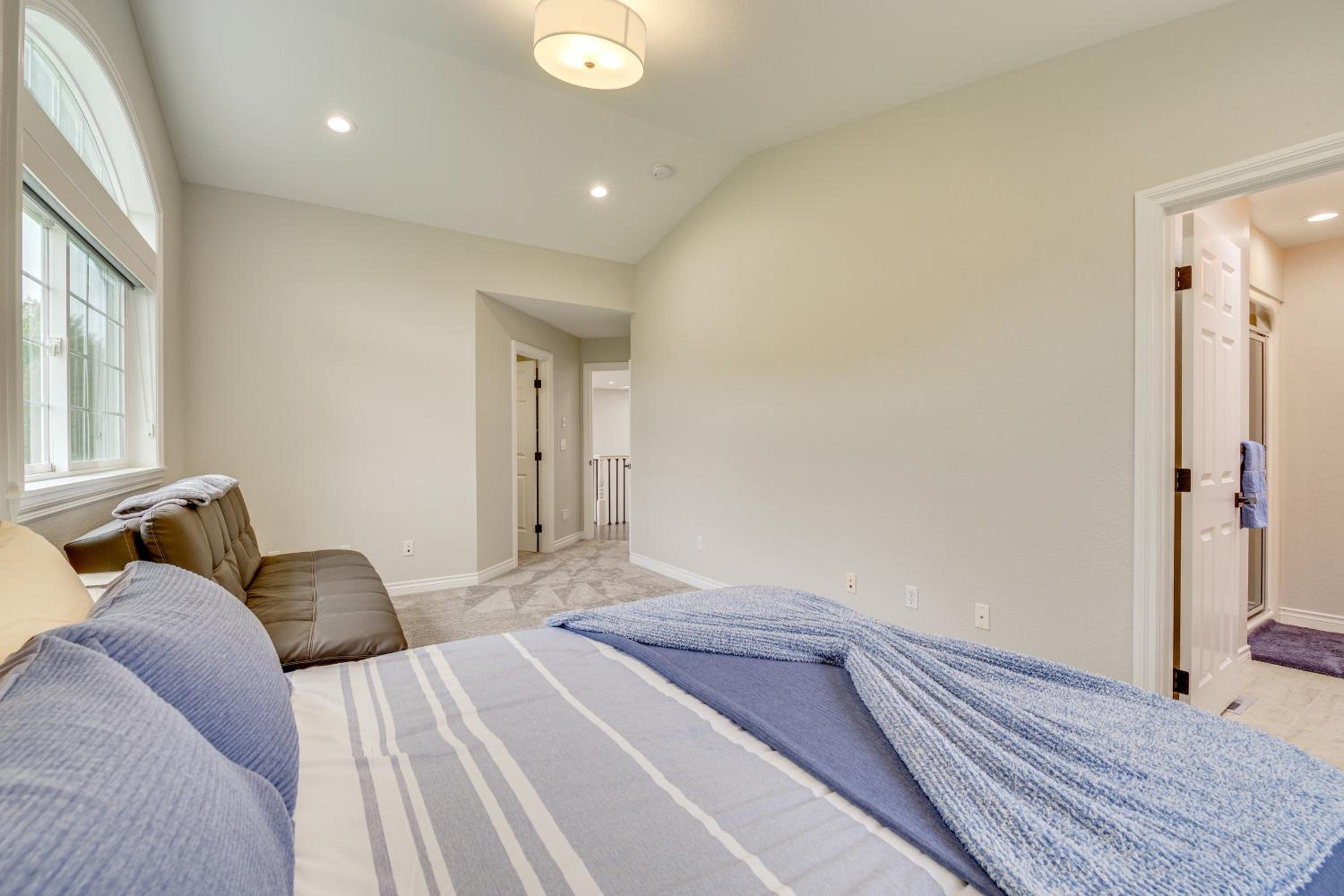 Private Pond & Indoor Pool: Grand Arlington Villa!