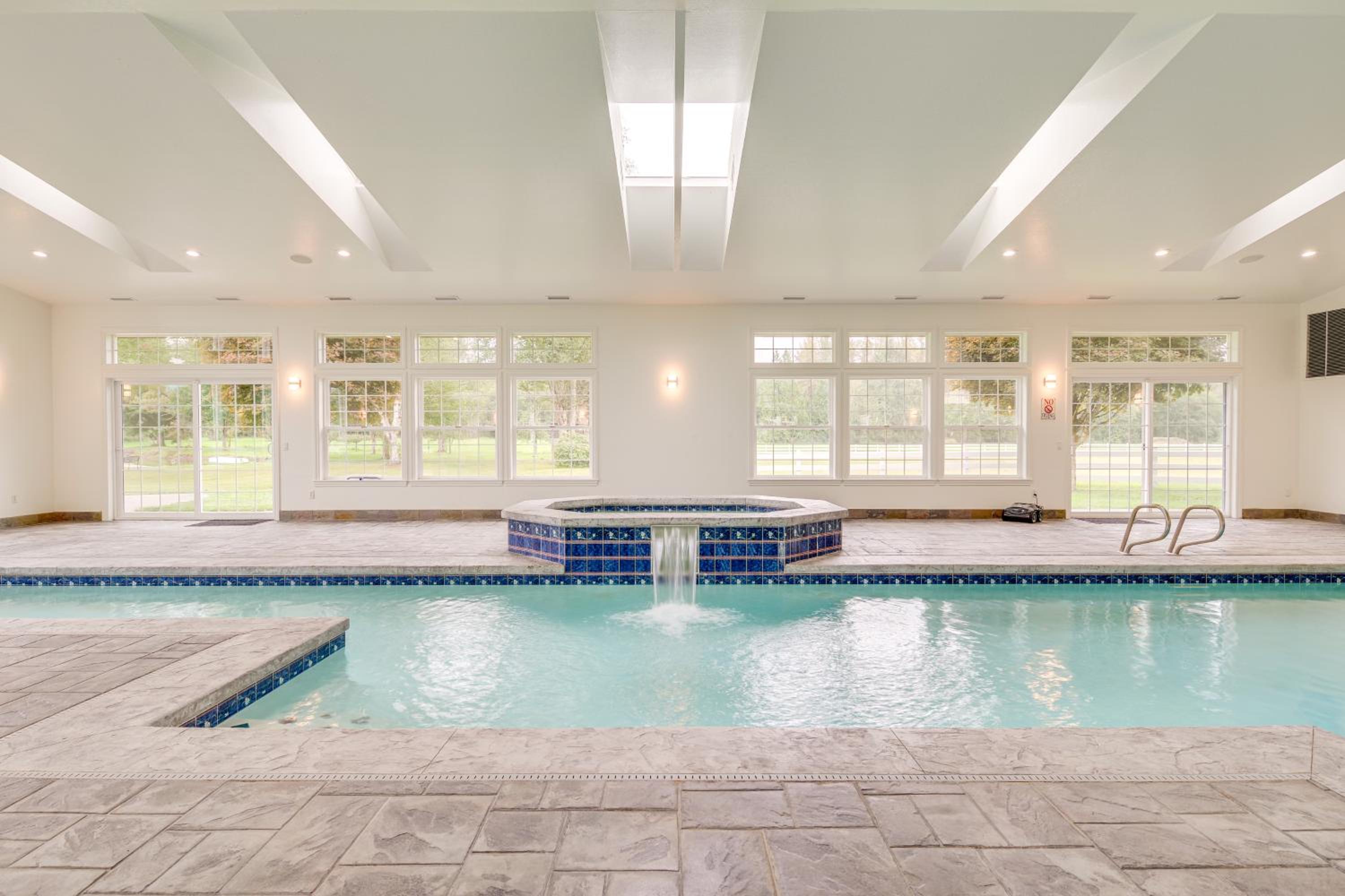 Private Pond & Indoor Pool: Grand Arlington Villa!