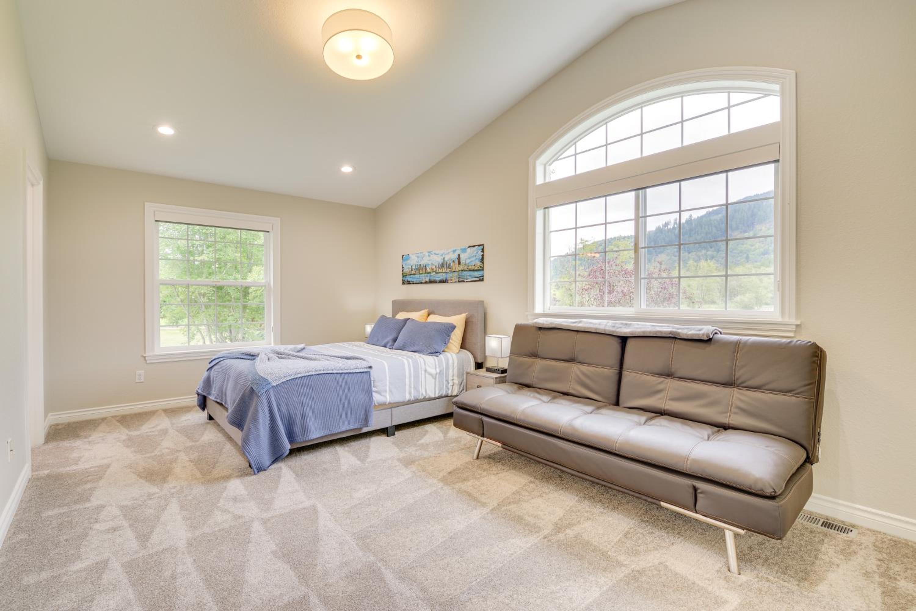 Private Pond & Indoor Pool: Grand Arlington Villa!