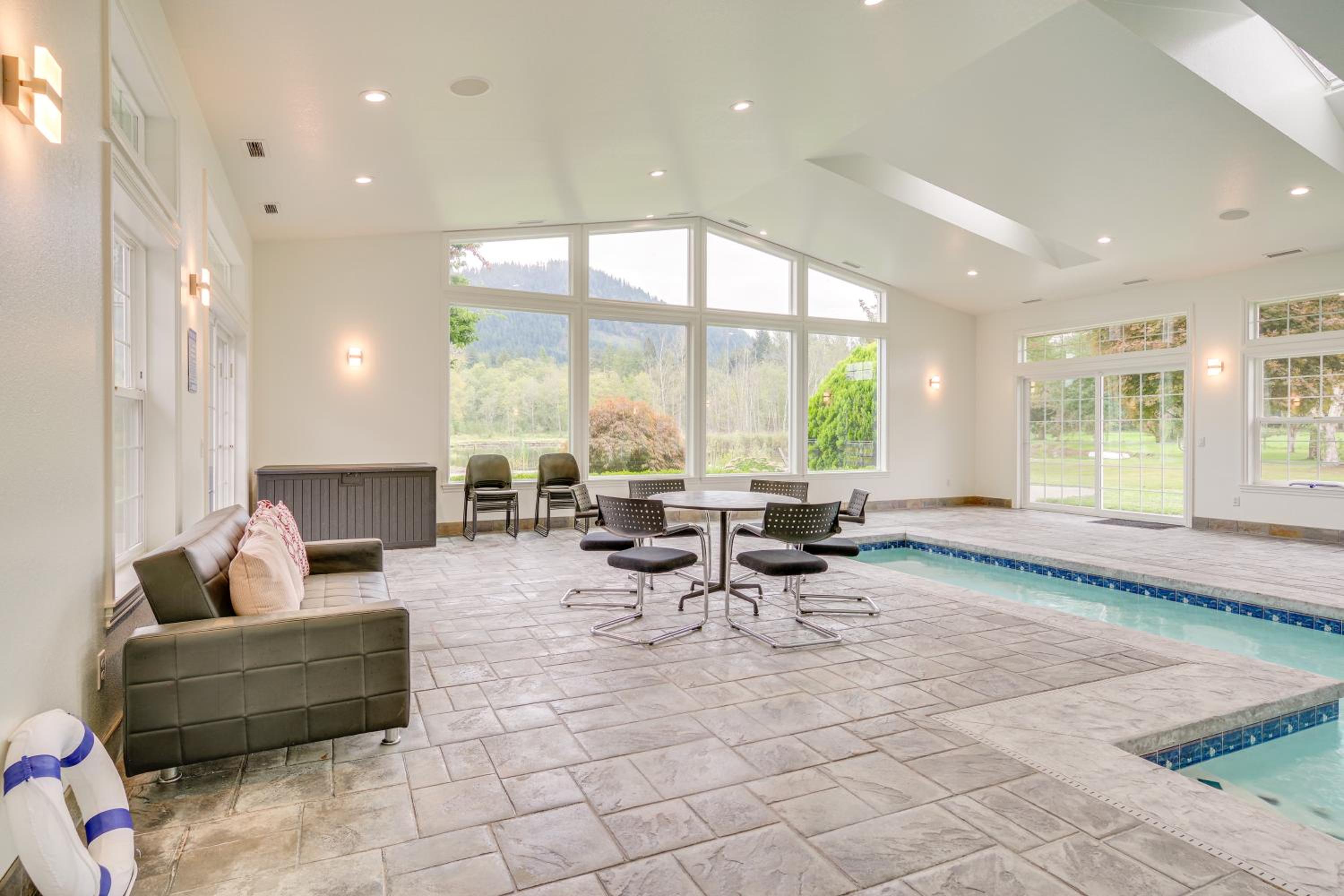 Private Pond & Indoor Pool: Grand Arlington Villa!