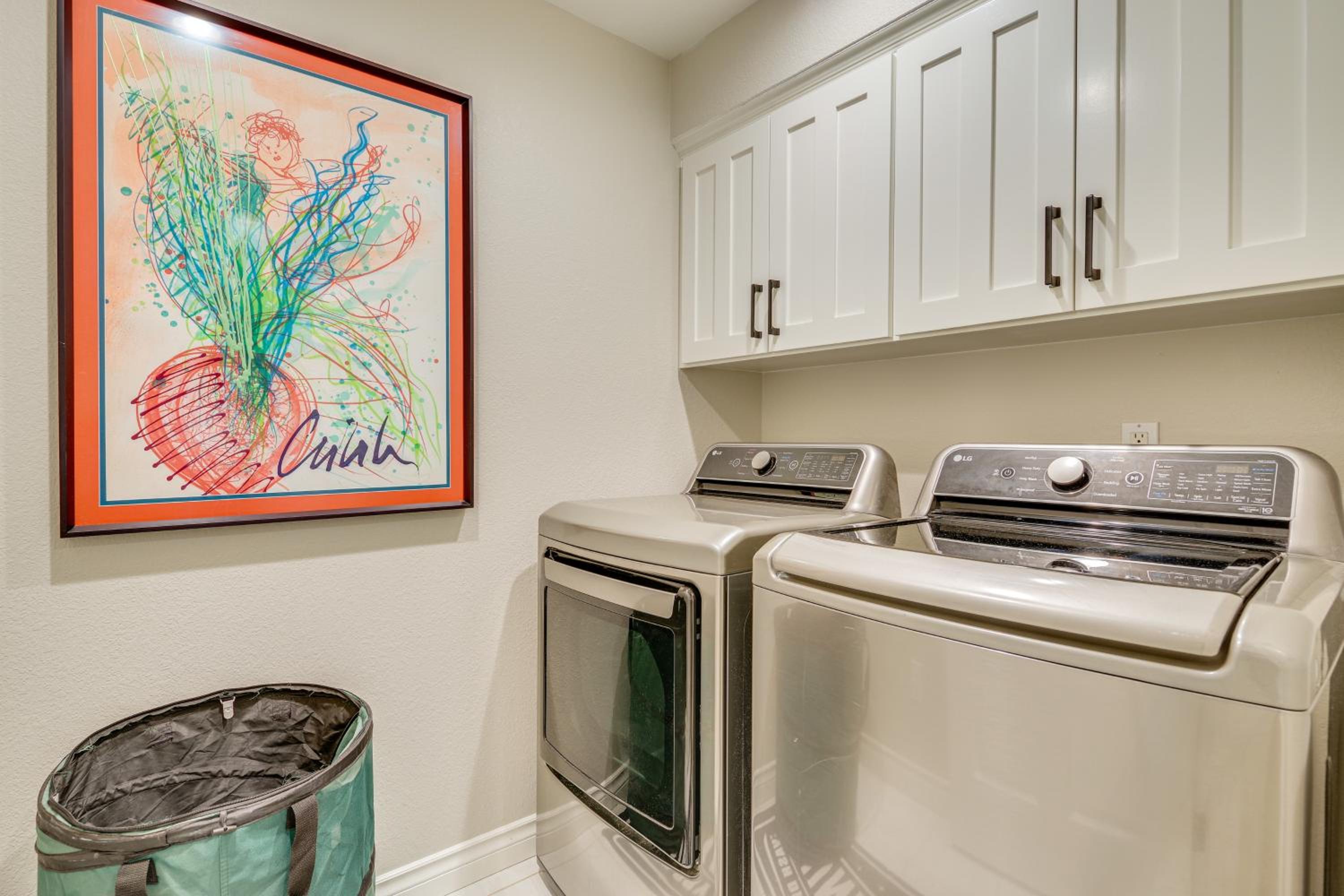 Private Pond & Indoor Pool: Grand Arlington Villa!