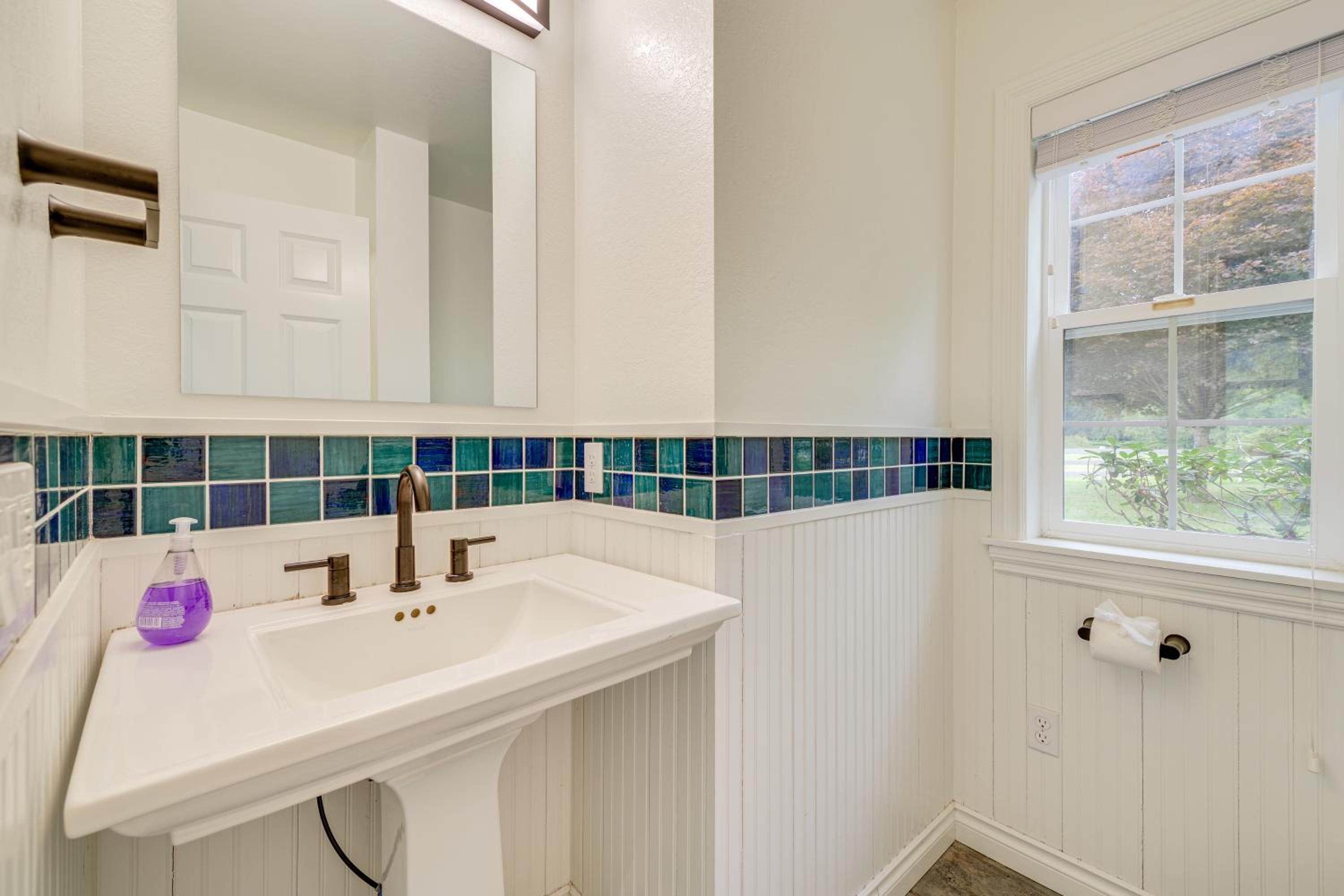 Private Pond & Indoor Pool: Grand Arlington Villa!