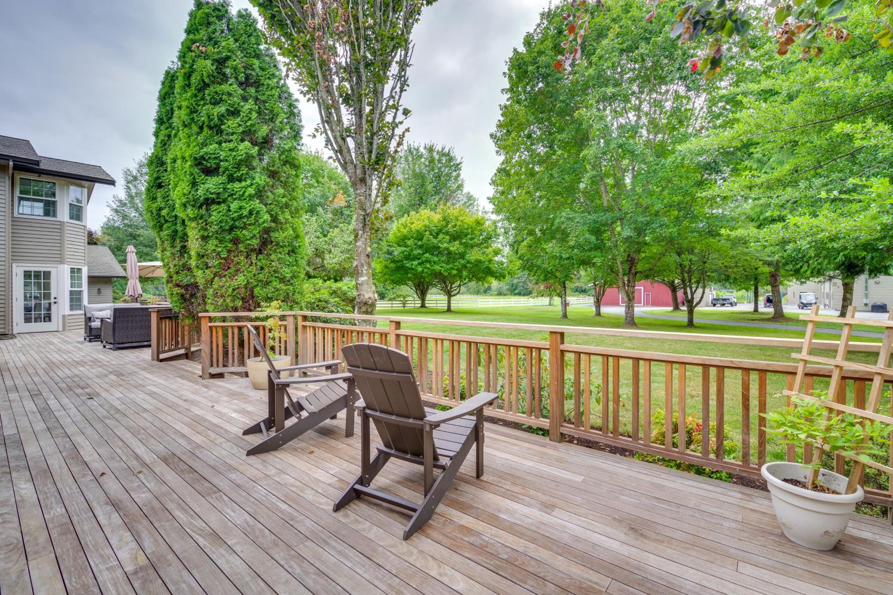 Private Pond & Indoor Pool: Grand Arlington Villa!