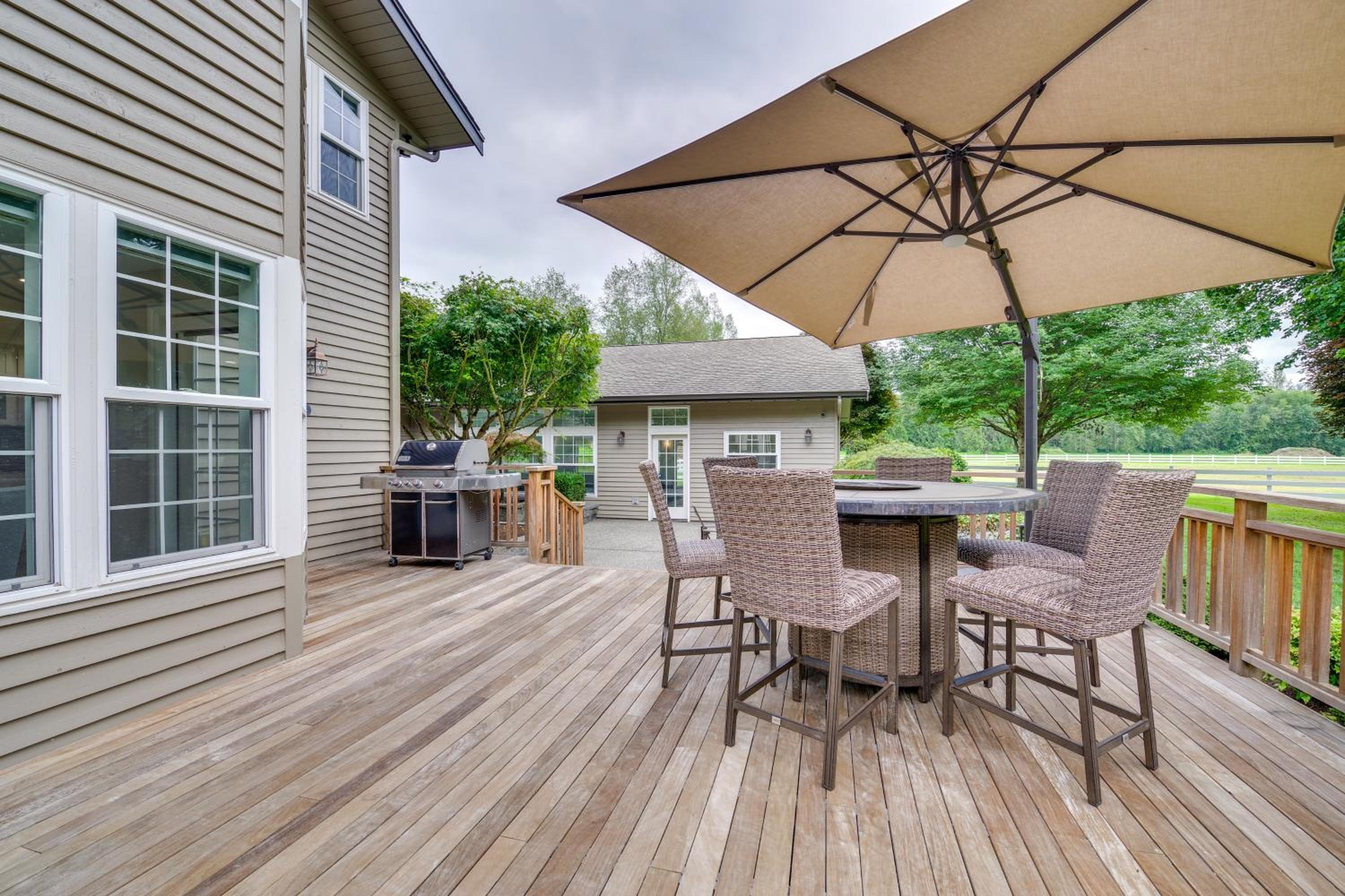Private Pond & Indoor Pool: Grand Arlington Villa!