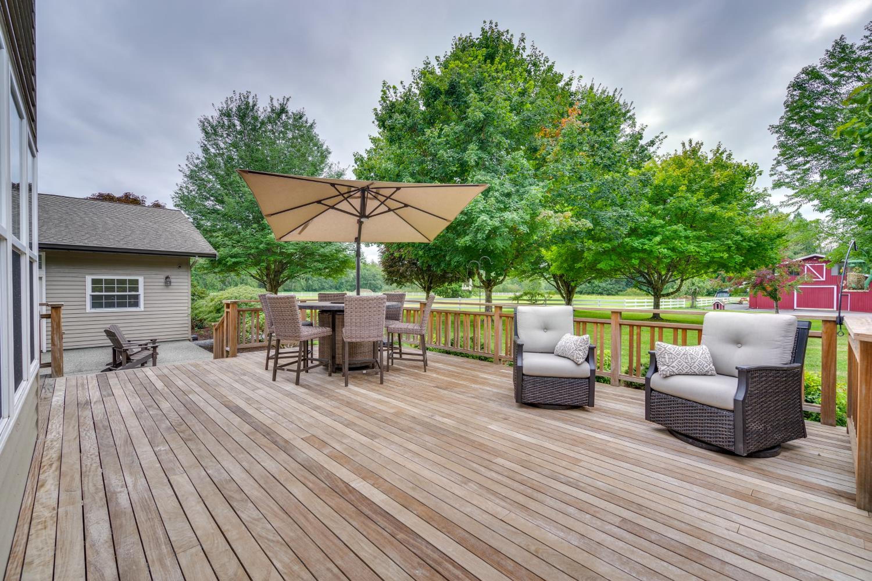 Private Pond & Indoor Pool: Grand Arlington Villa!