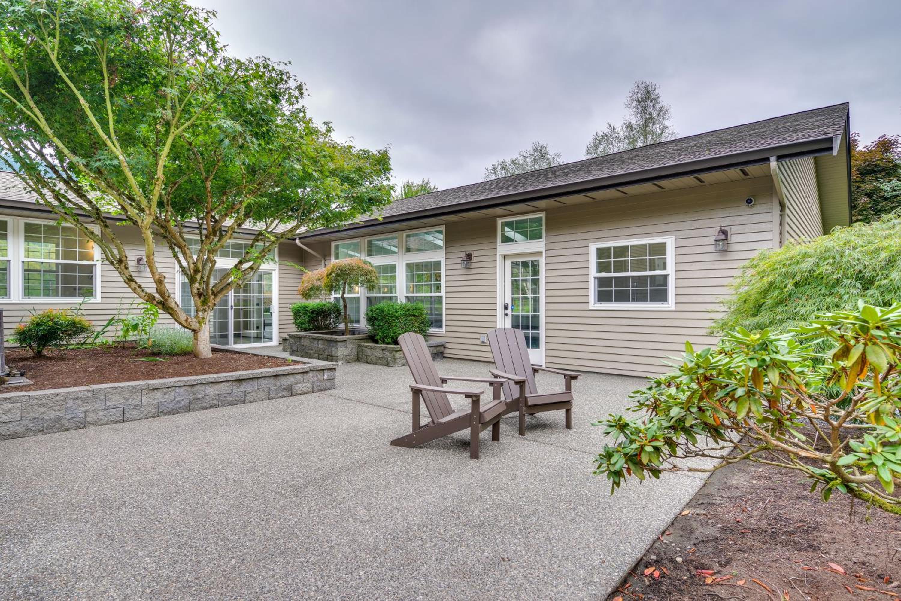 Private Pond & Indoor Pool: Grand Arlington Villa!