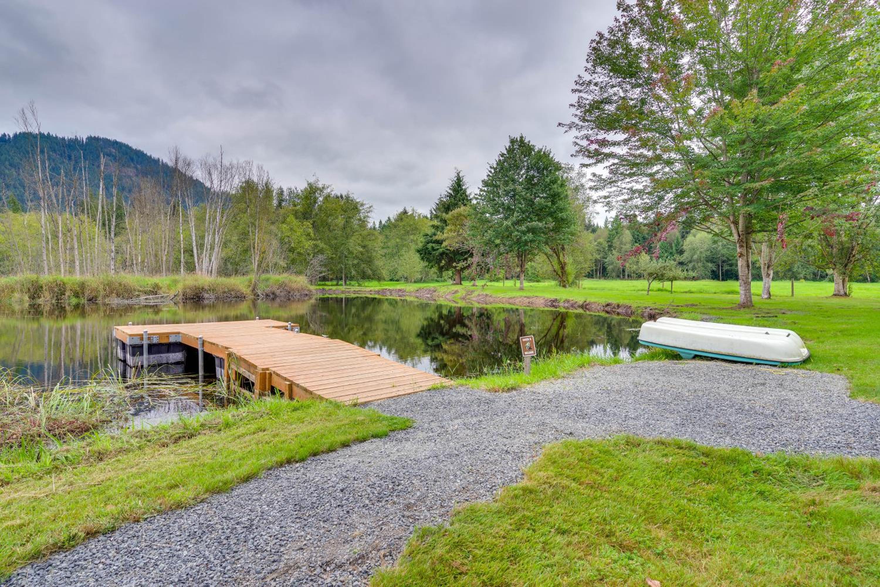 Private Pond & Indoor Pool: Grand Arlington Villa!