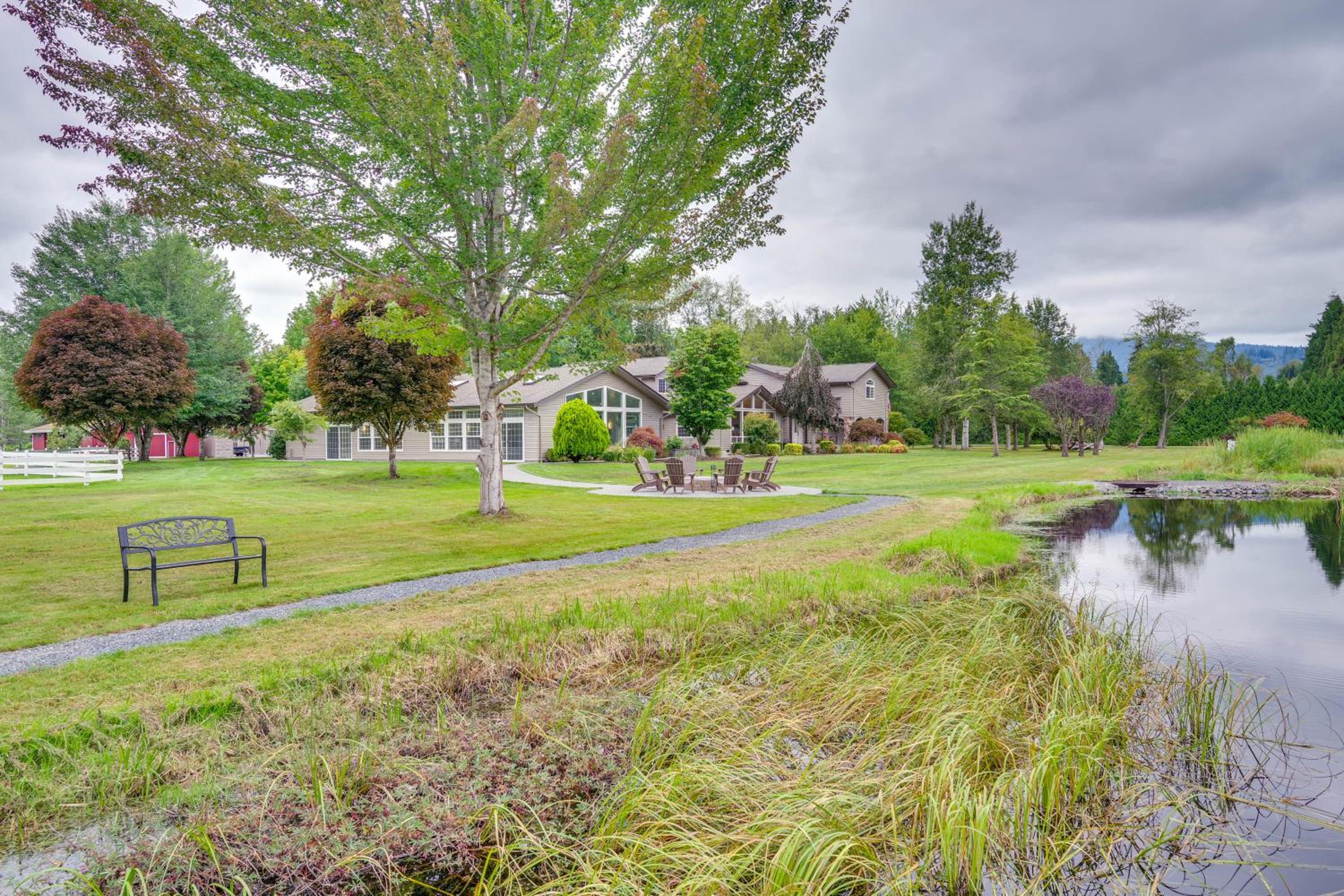 Private Pond & Indoor Pool: Grand Arlington Villa!