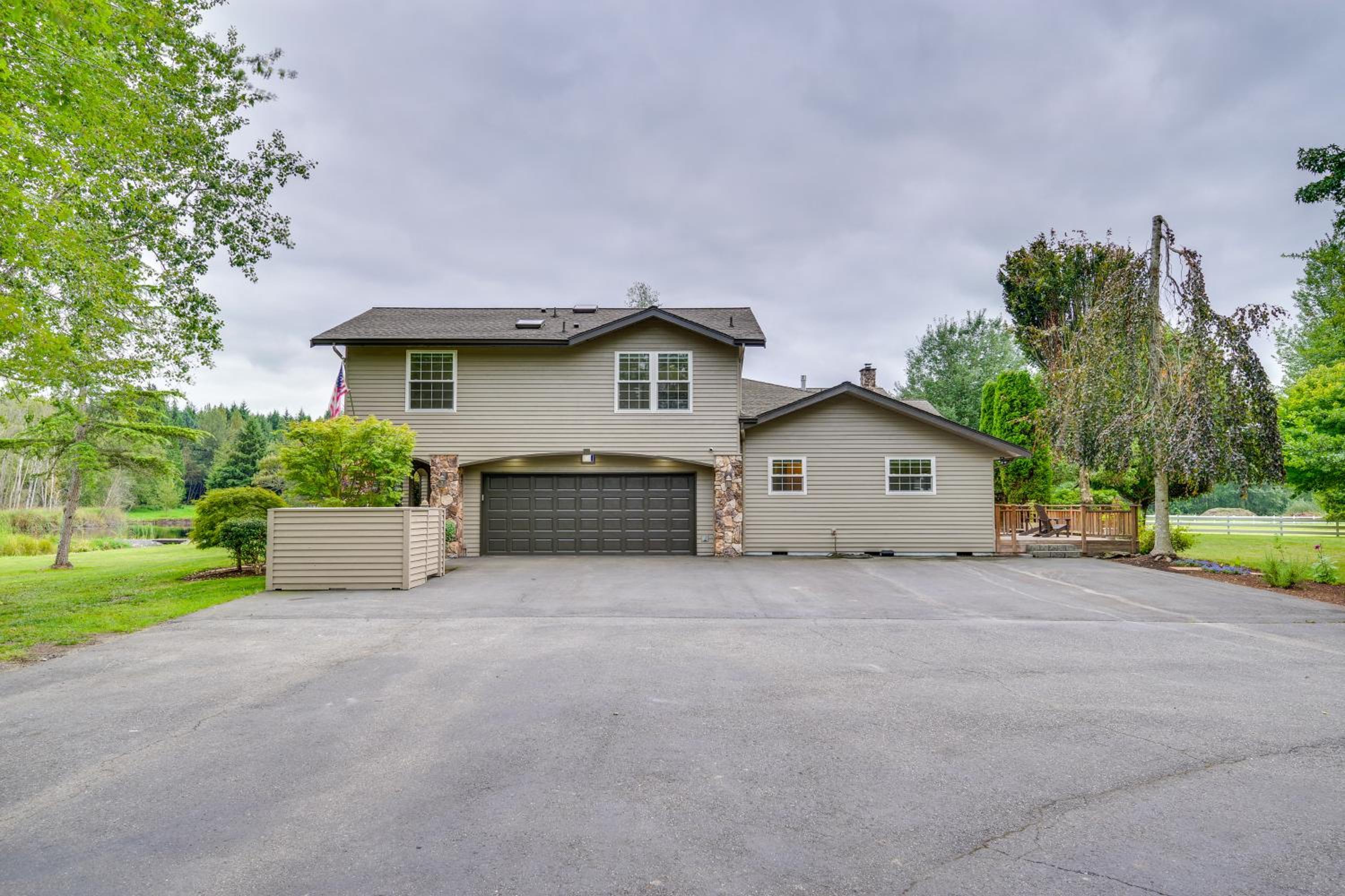 Private Pond & Indoor Pool: Grand Arlington Villa!