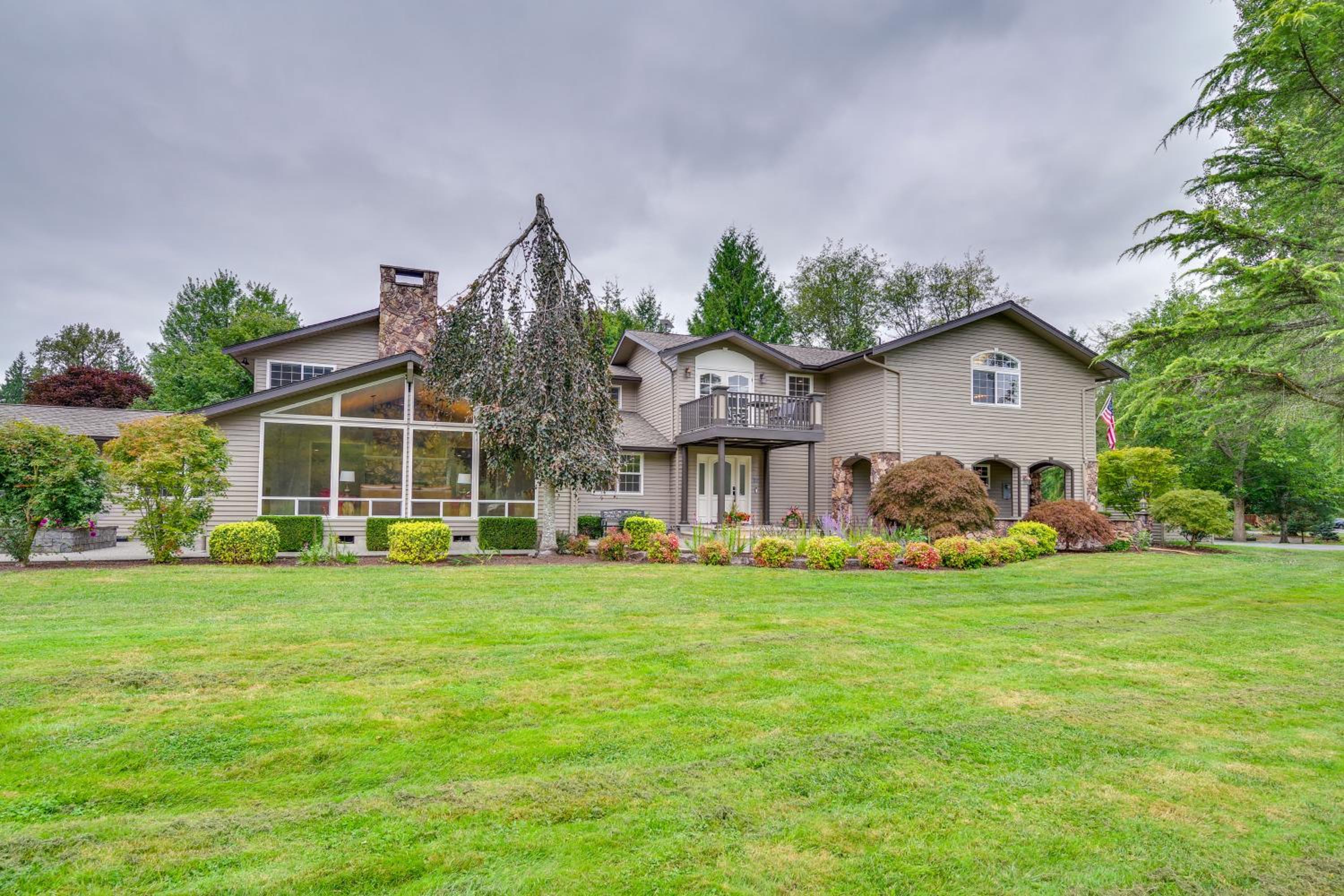 Private Pond & Indoor Pool: Grand Arlington Villa!