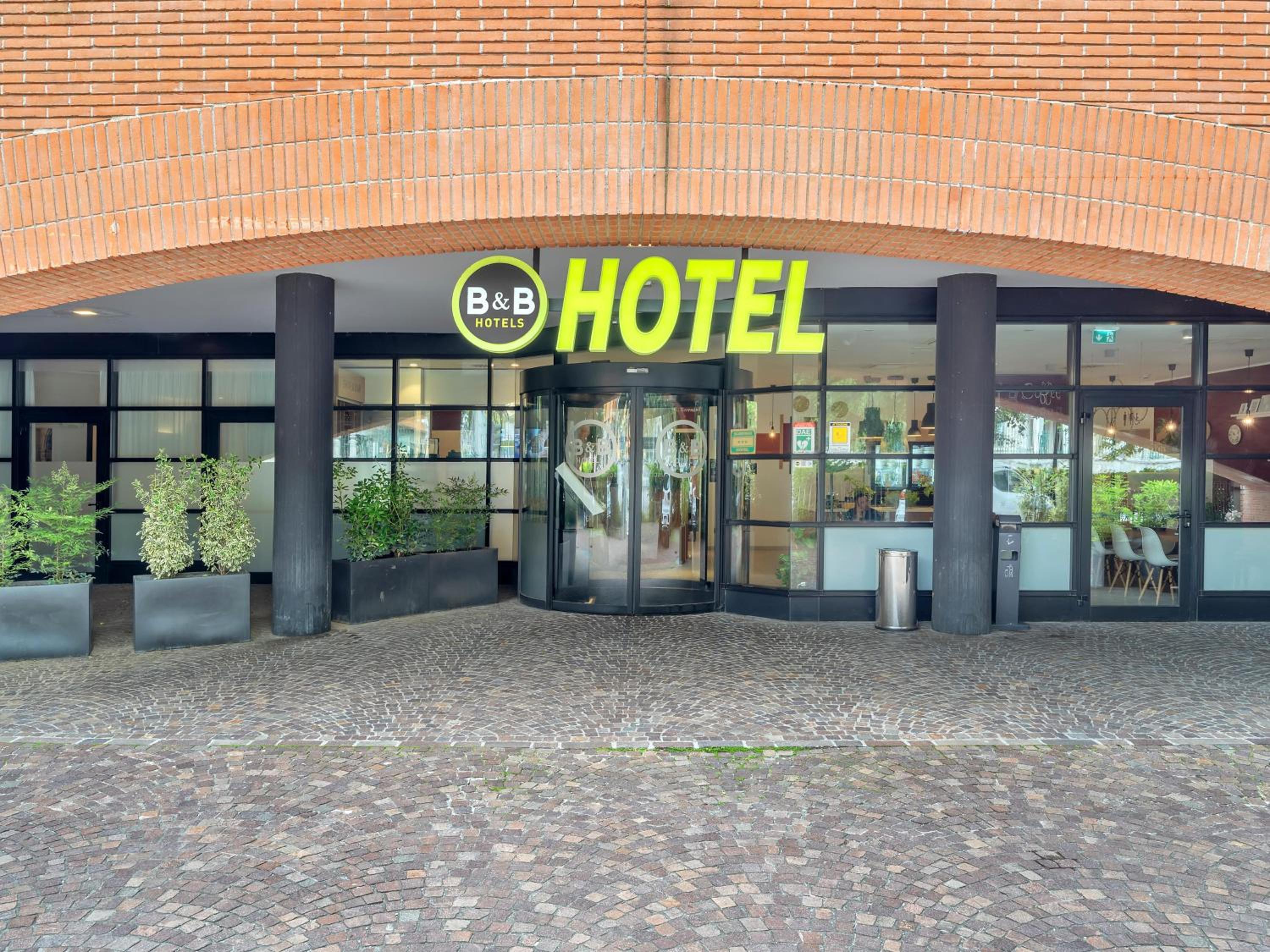 Hotel B&B Hotel Como Camerlata - Image 1