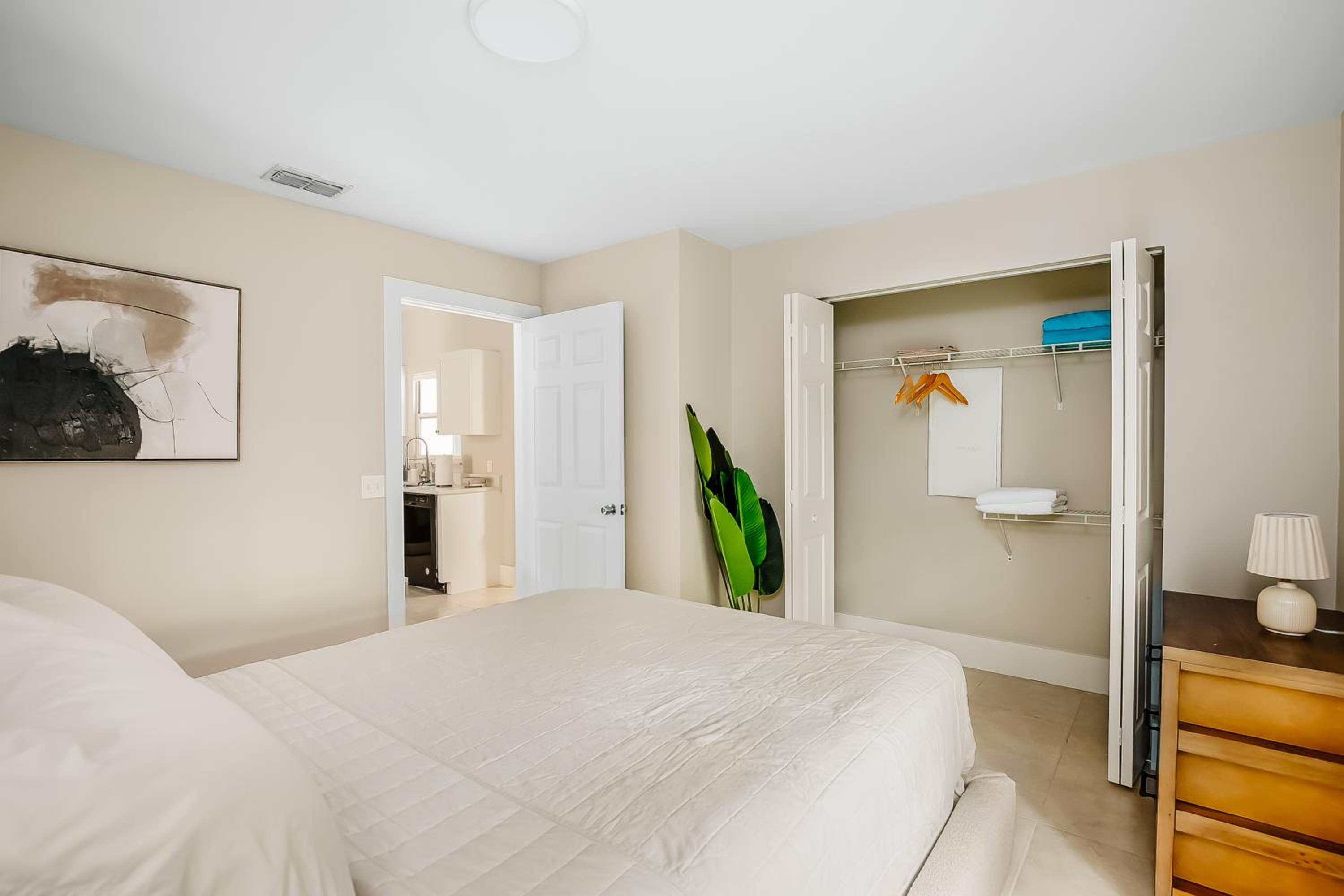 Unique Pool - Villa Mykonos! 2miles to downtown, King Bed, Fast WiFi, Attached to one more Villa, photo 11
