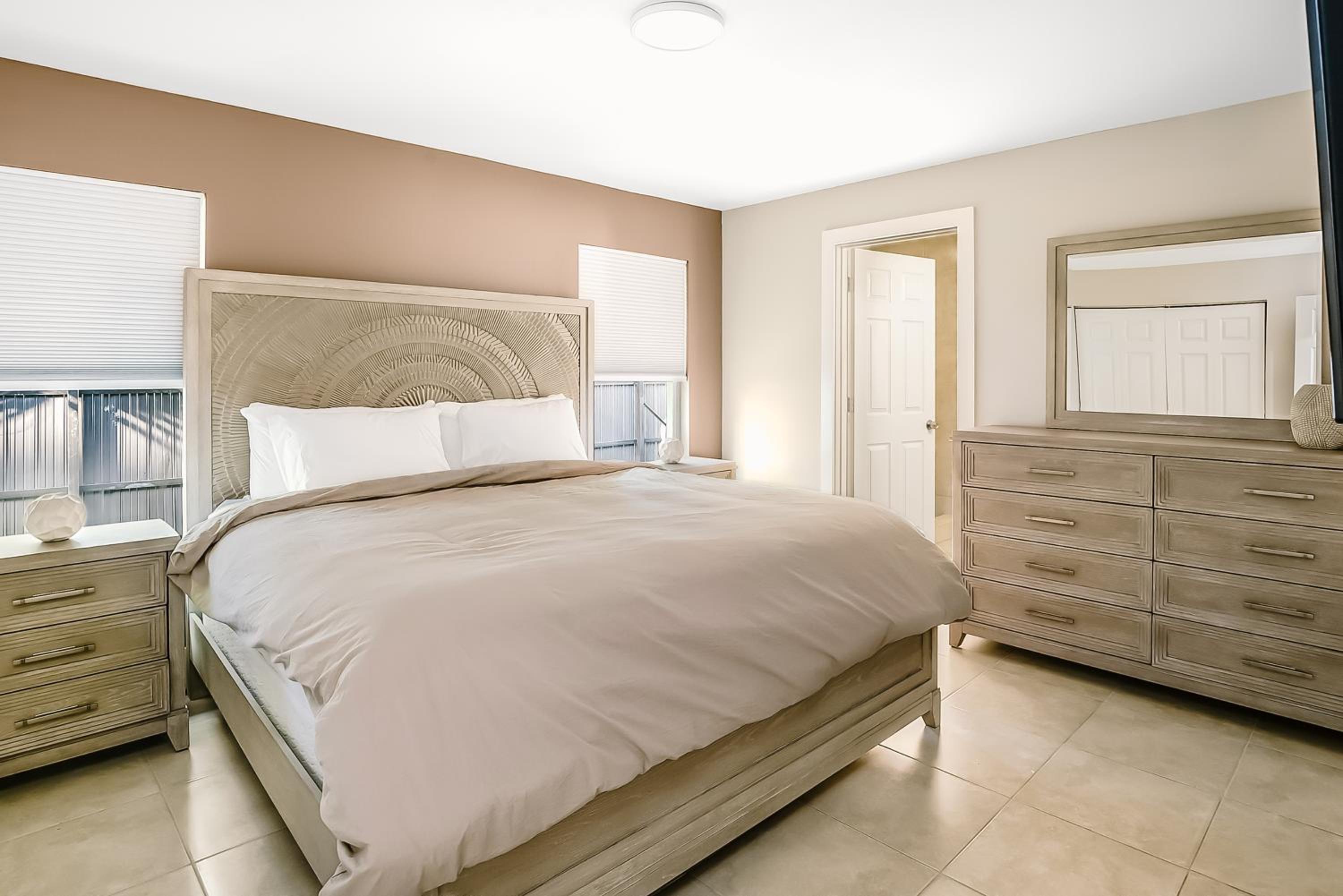 Unique Pool - Villa Mykonos! 2miles to downtown, King Bed, Fast WiFi, Attached to one more Villa, photo 27