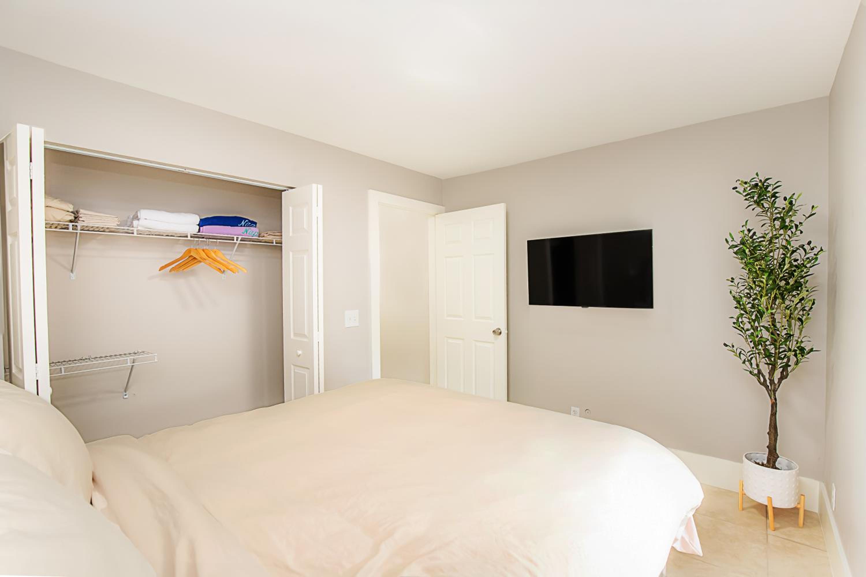 Unique Pool - Villa Mykonos! 2miles to downtown, King Bed, Fast WiFi, Attached to one more Villa, photo 24