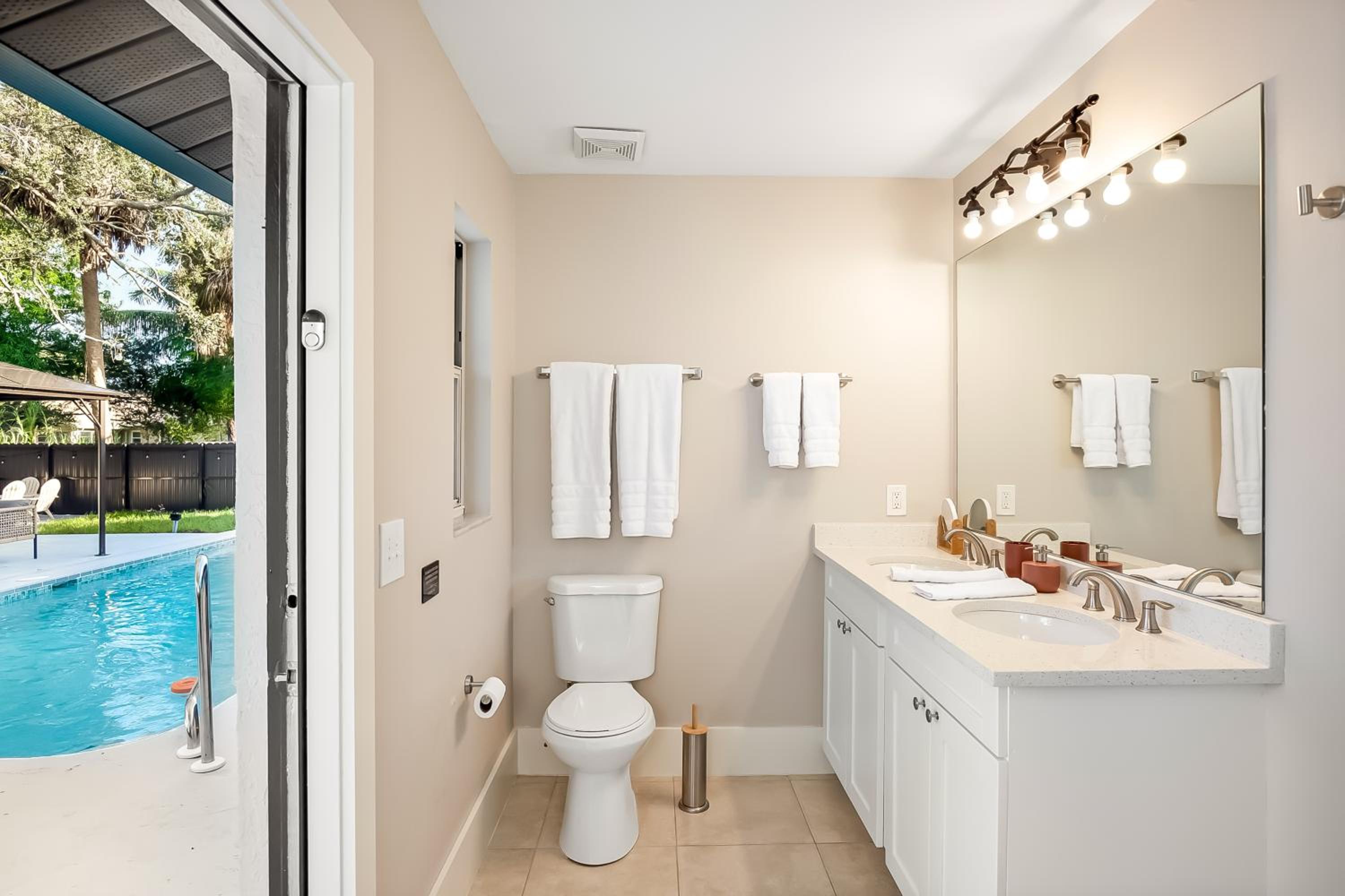 Unique Pool - Villa Mykonos! 2miles to downtown, King Bed, Fast WiFi, Attached to one more Villa, photo 26
