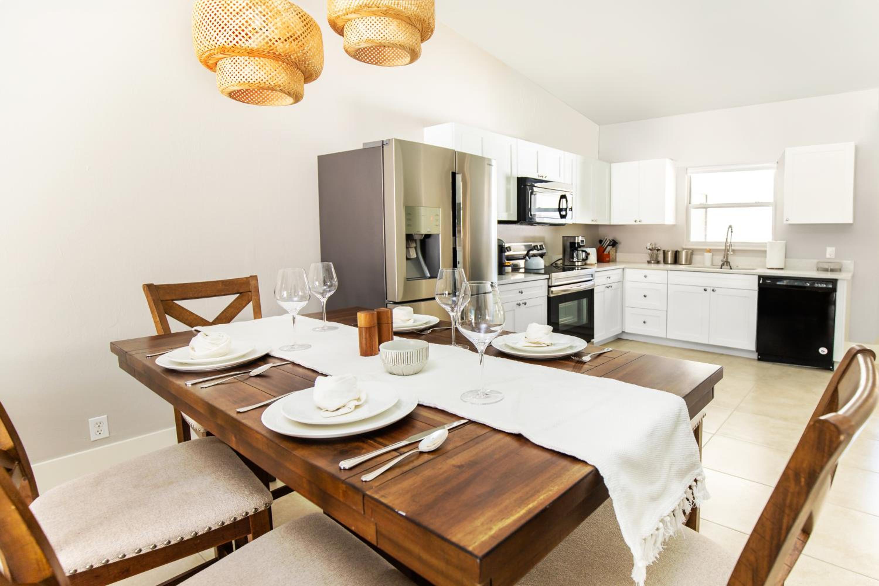Unique Pool - Villa Mykonos! 2miles to downtown, King Bed, Fast WiFi, Attached to one more Villa, photo 15