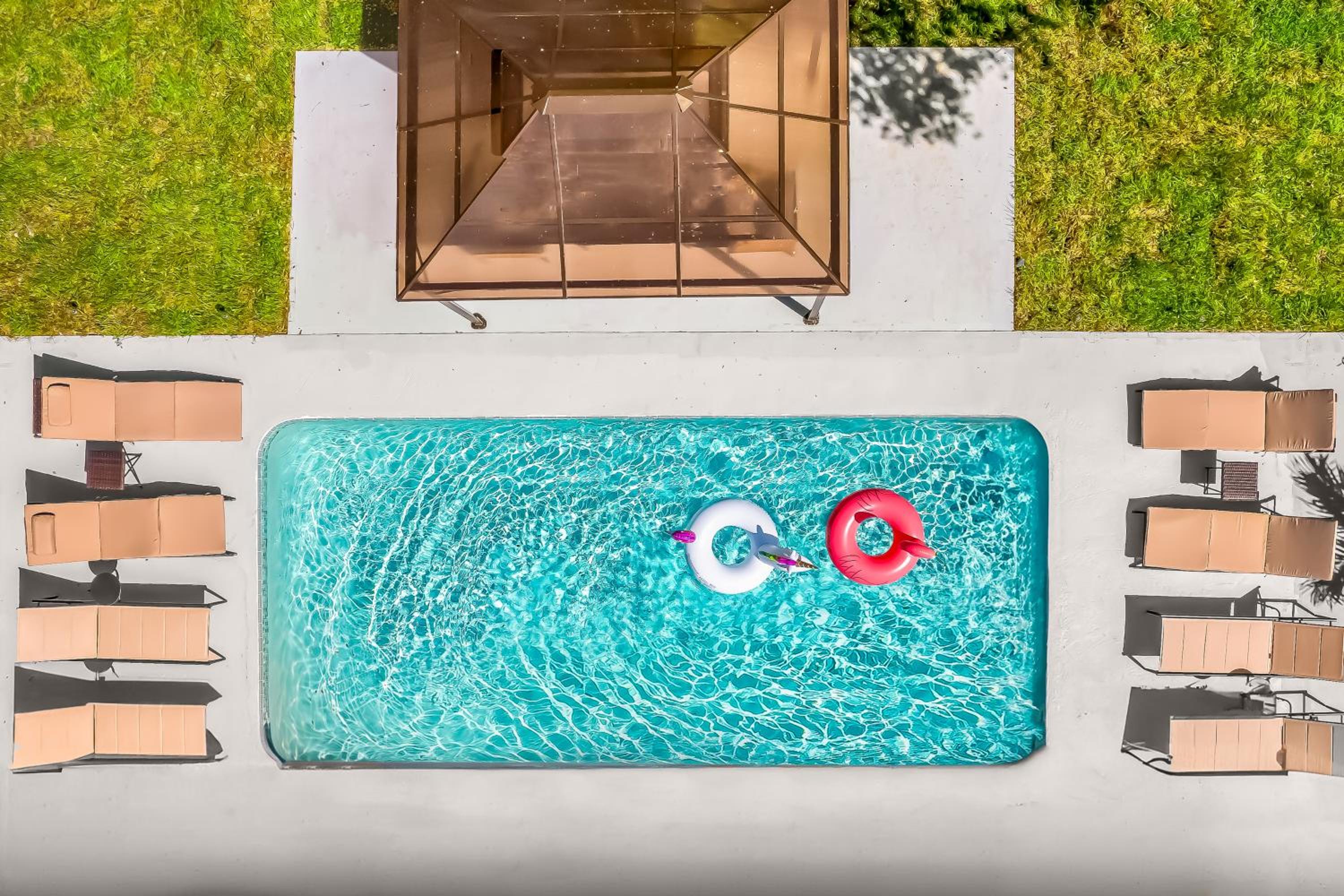 Unique Pool - Villa Mykonos! 2miles to downtown, King Bed, Fast WiFi, Attached to one more Villa, photo 18