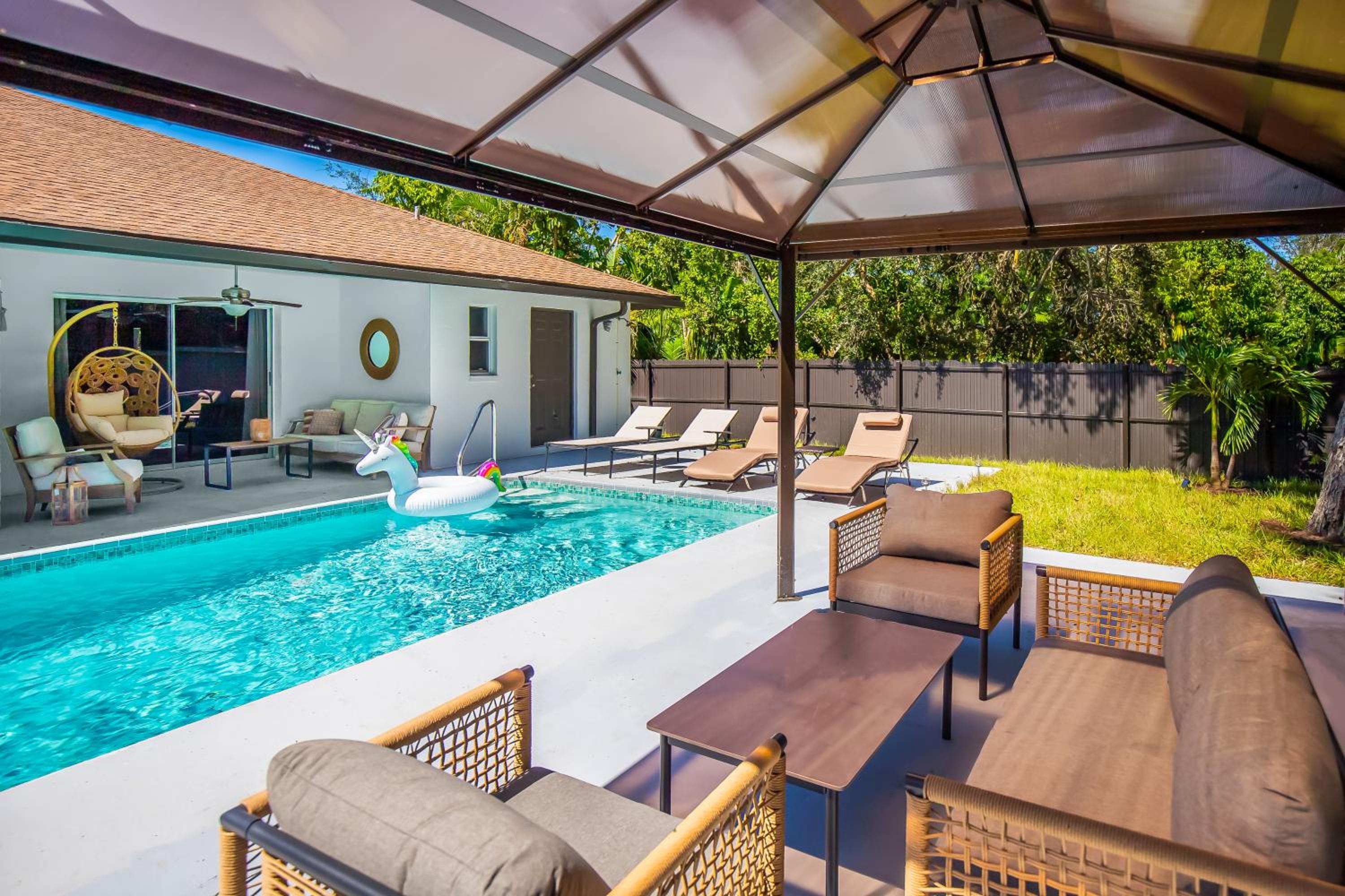 Unique Pool - Villa Mykonos! 2miles to downtown, King Bed, Fast WiFi, Attached to one more Villa, photo 17