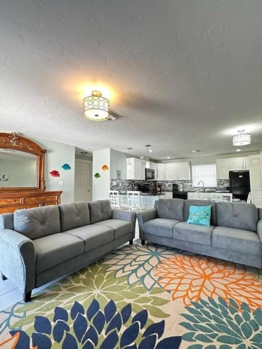 697 NEAR BEACH, FENCED DOGGIE Area, COZY BEACH HOME, LARGE DRIVEWAY view 5