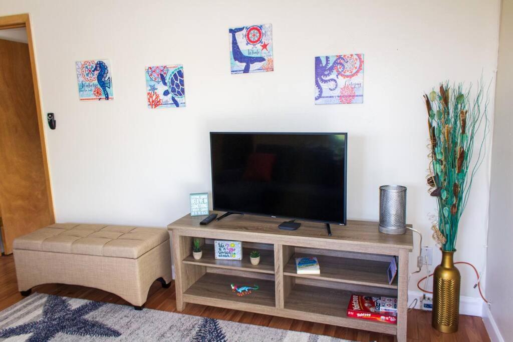Beach Getaway,Walk orBike to beach,Fenced for doggie, Large Driveway view 4