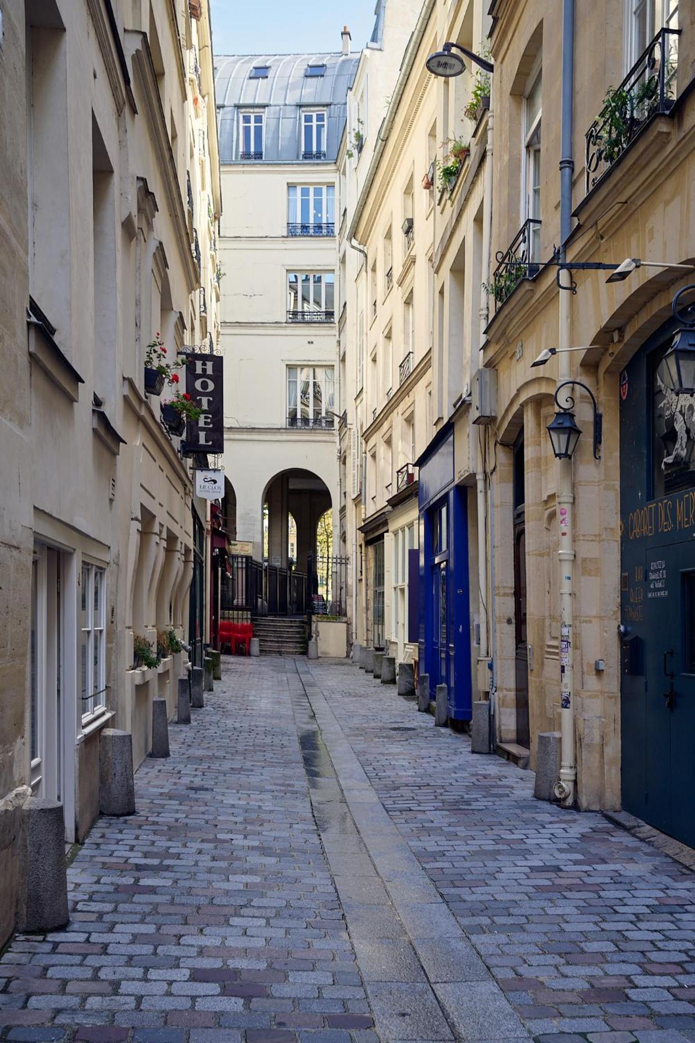 Paris Central Gem 9 Min Walk to Notre-Dame and Louvre