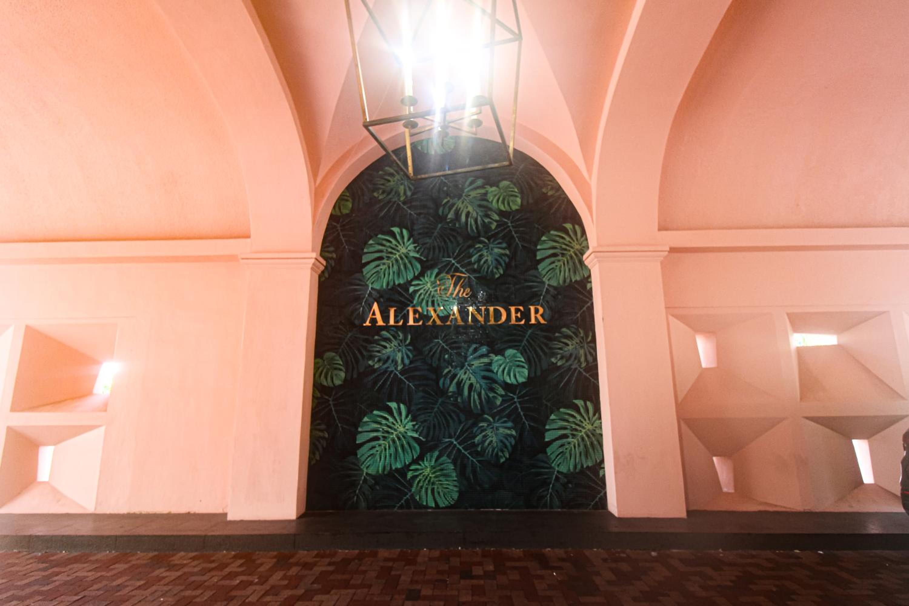 Alexander 1209 Beachfront condo with 2 pools , beach access, sauna, stores