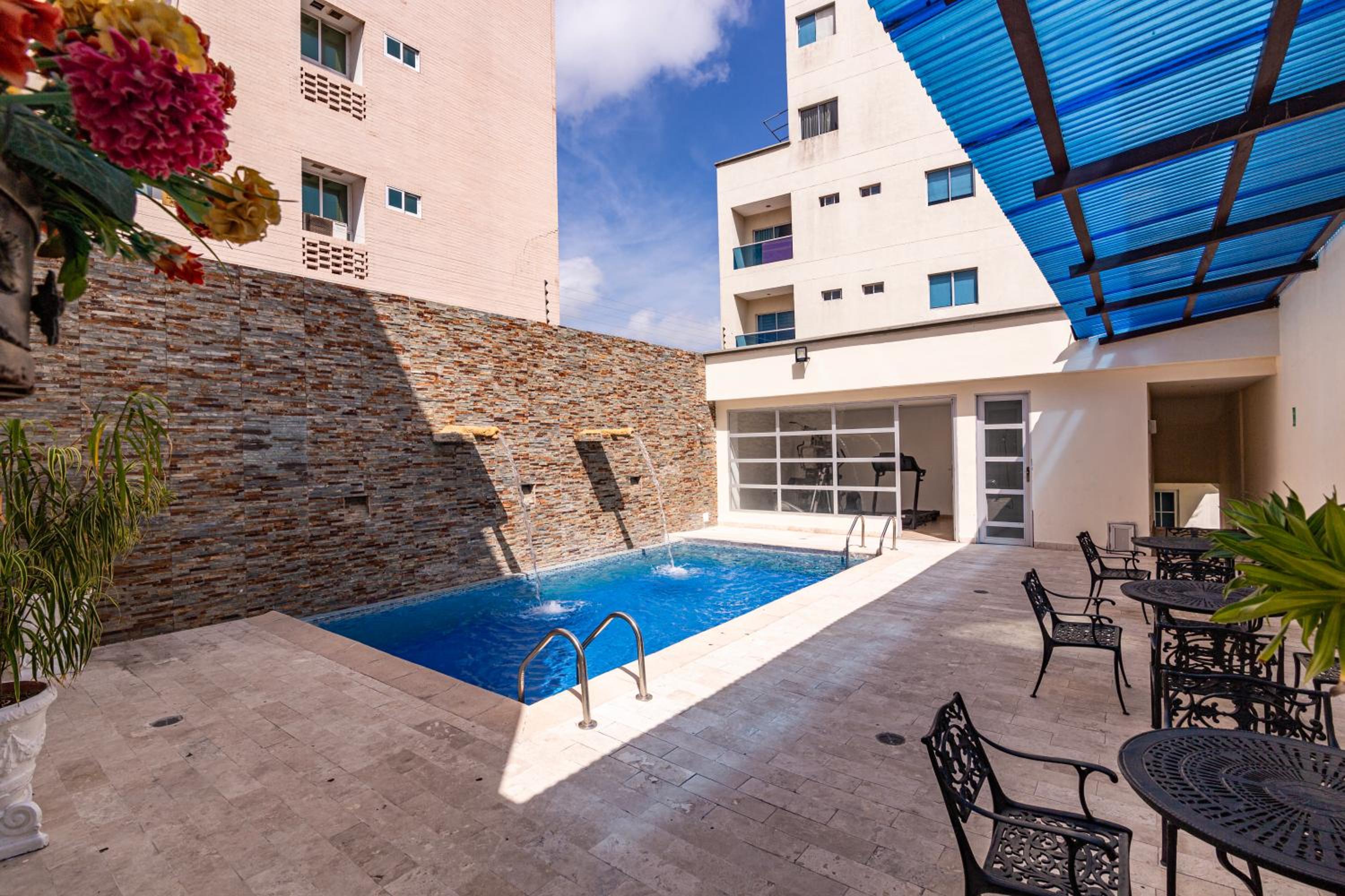 Hotel Continental Plaza - Image 1