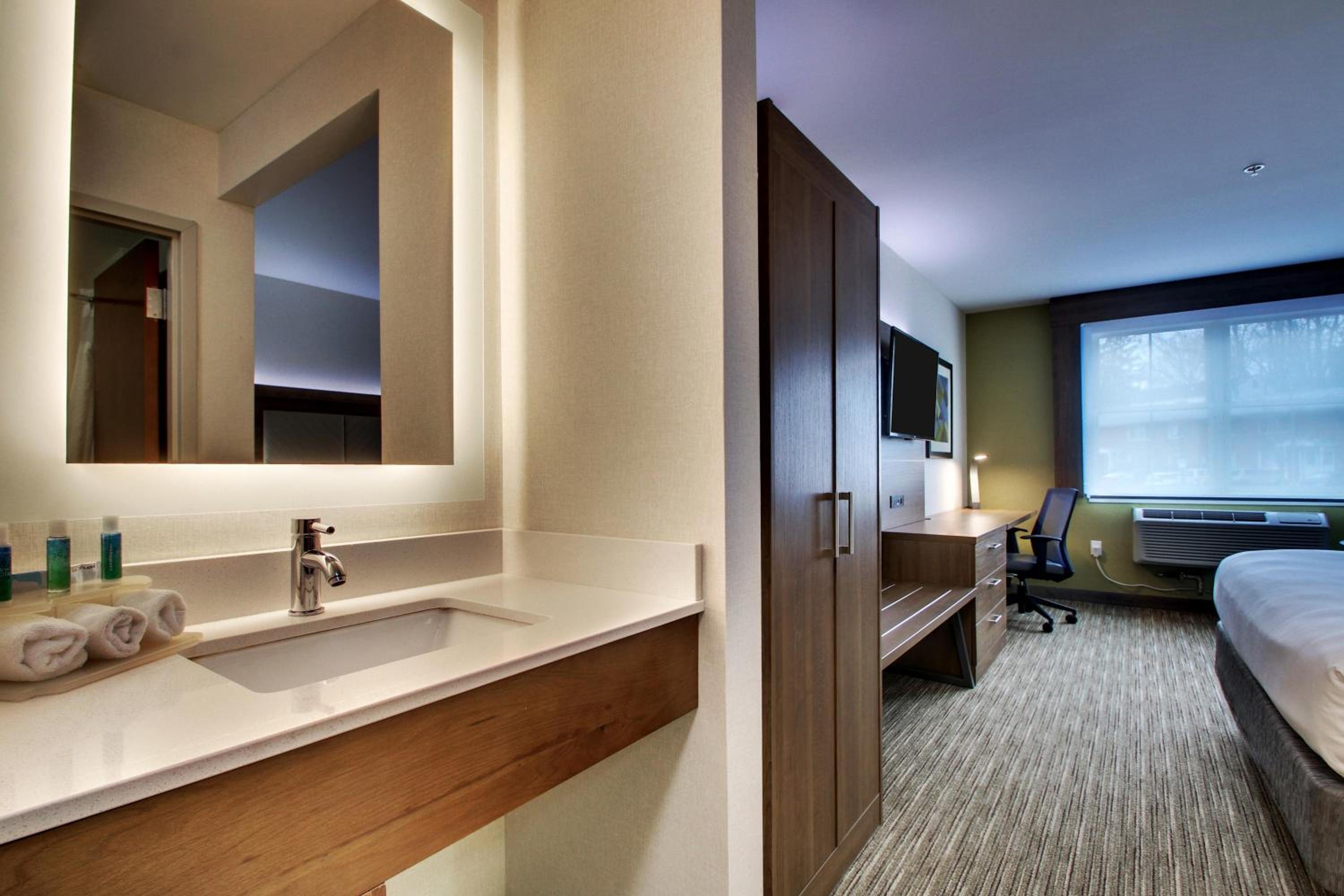 Raleigh Vacations - Holiday Inn Express Durham-UNH, an IHG Hotel - Property Image 24