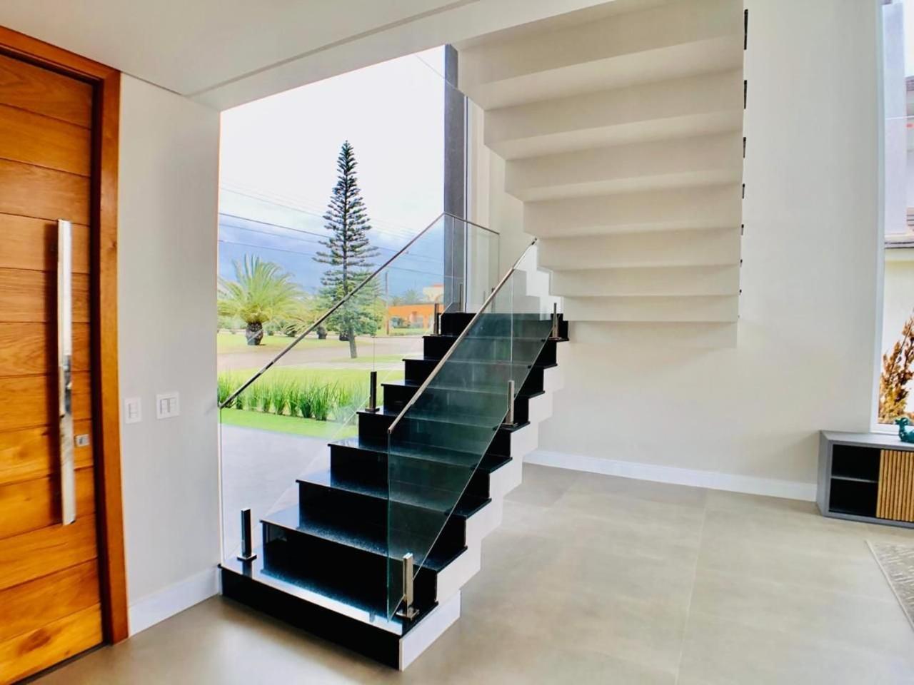 Casa de Luxo Decorada no Condomínio La Plage