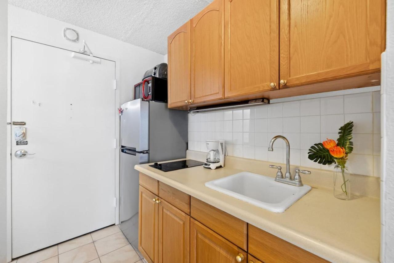 Cozy bright studio across Hilton and Waikiki Beach view 2