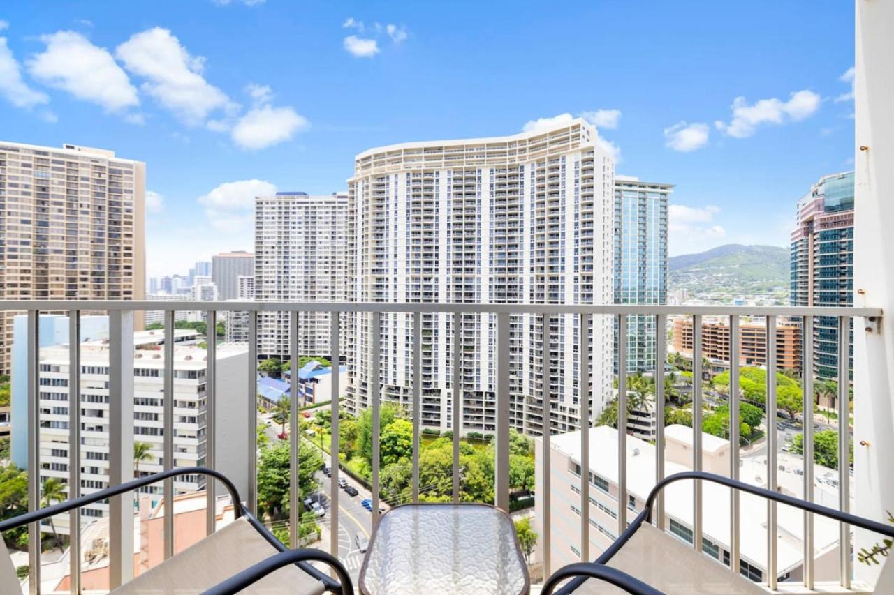 Cozy bright studio across Hilton and Waikiki Beach view 3