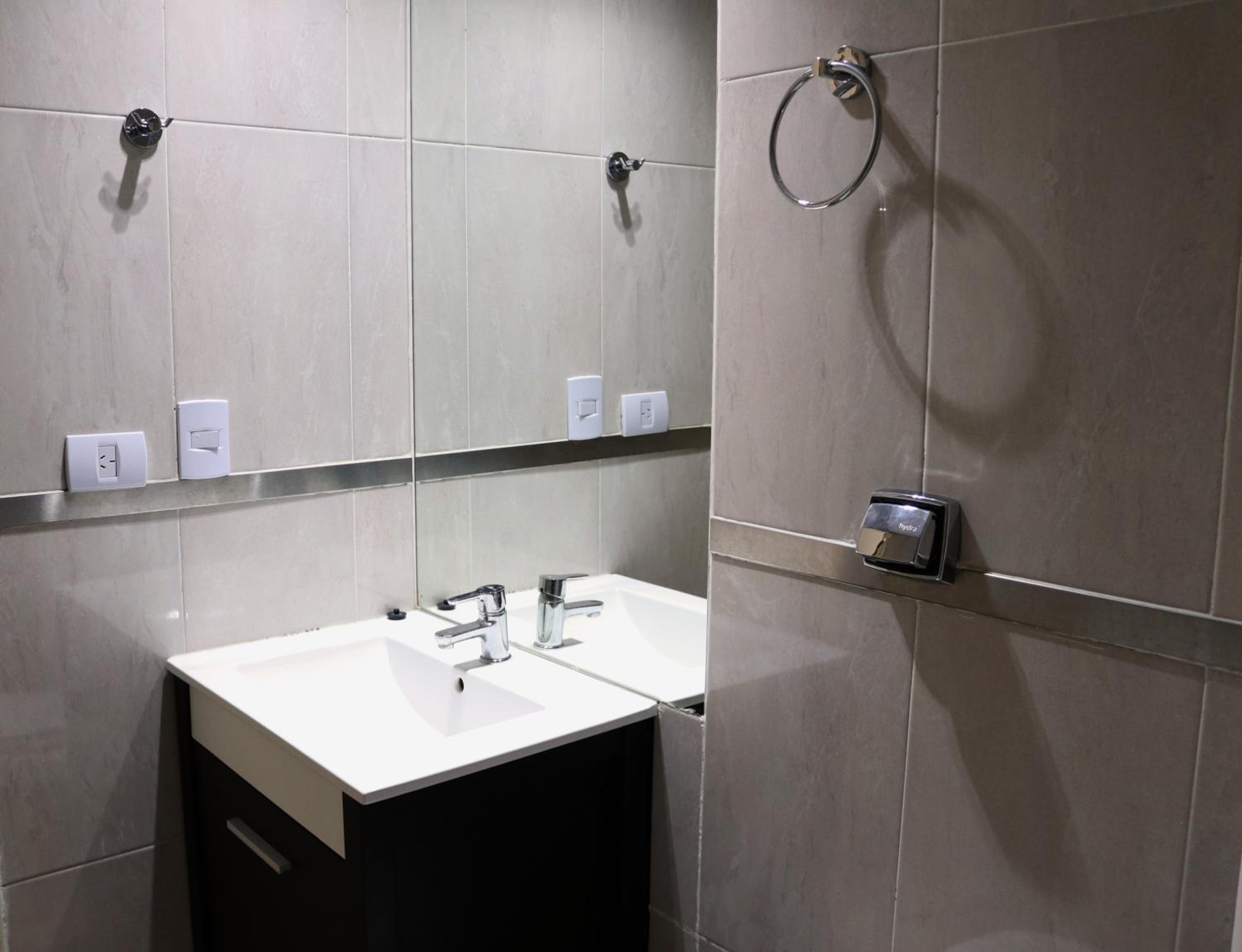 Amplio monoambiente con piscina