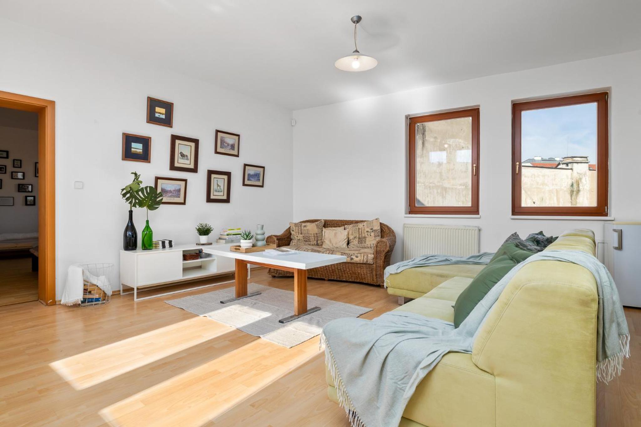 Prima - spacious apartment in the main square with large living room view 3
