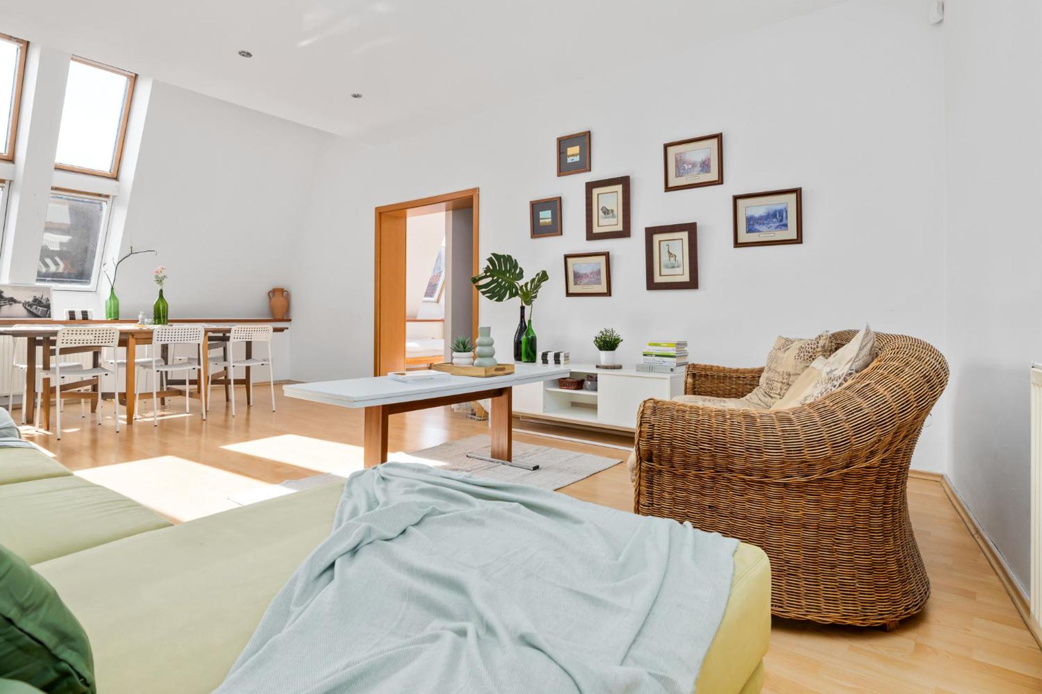 Prima - spacious apartment in the main square with large living room view 4
