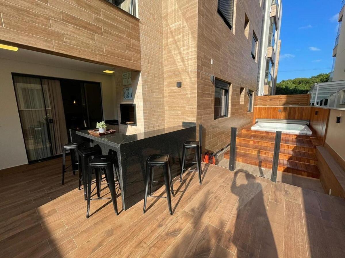 Cód 27 - Apartamento térreo com jacuzzi e área gourmet na Praia de Palmas