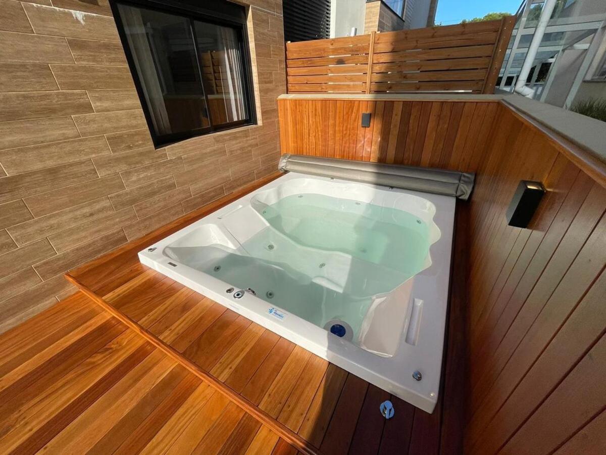 Cód 27 - Apartamento térreo com jacuzzi e área gourmet na Praia de Palmas