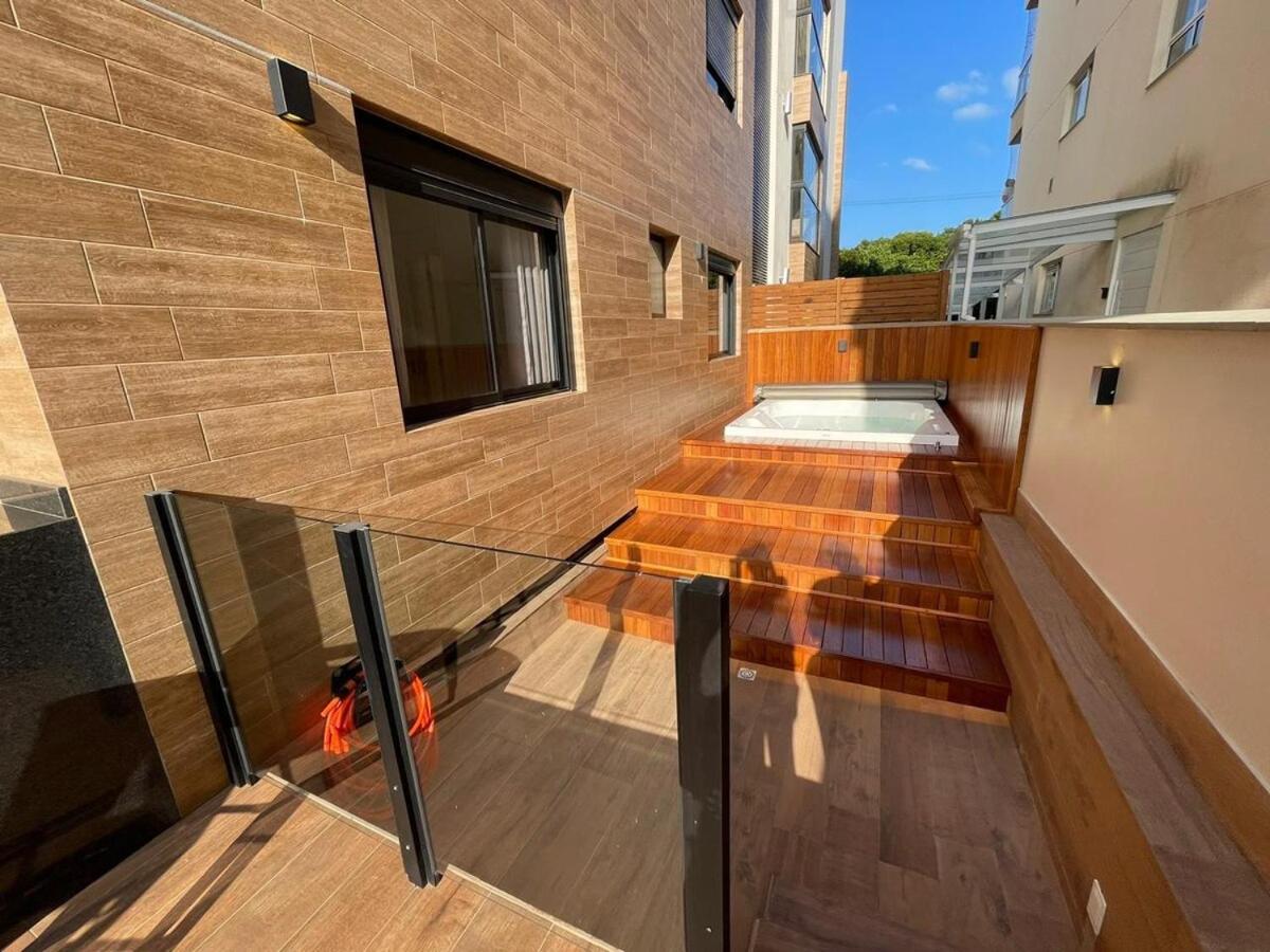 Cód 27 - Apartamento térreo com jacuzzi e área gourmet na Praia de Palmas