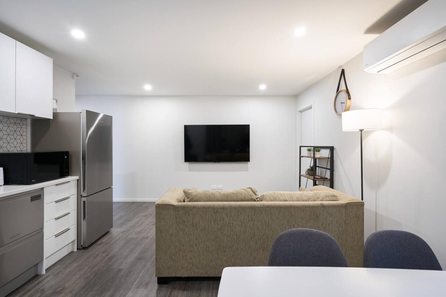 Modern Central Apartment, Flexible Bed Options view 5