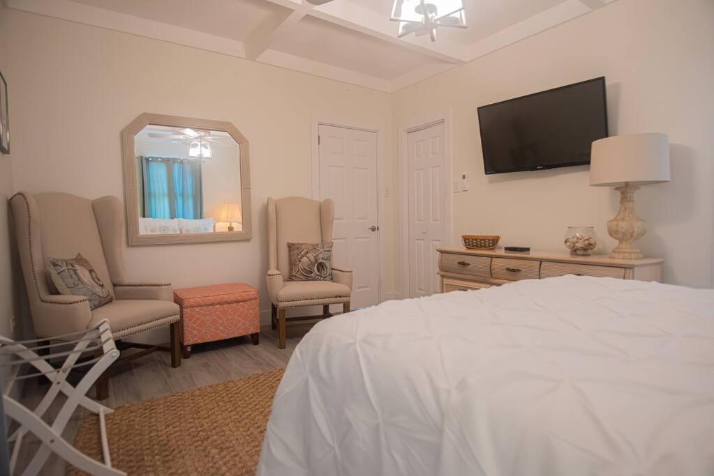 Baby Beach Bliss Villa - Walk to Beach!