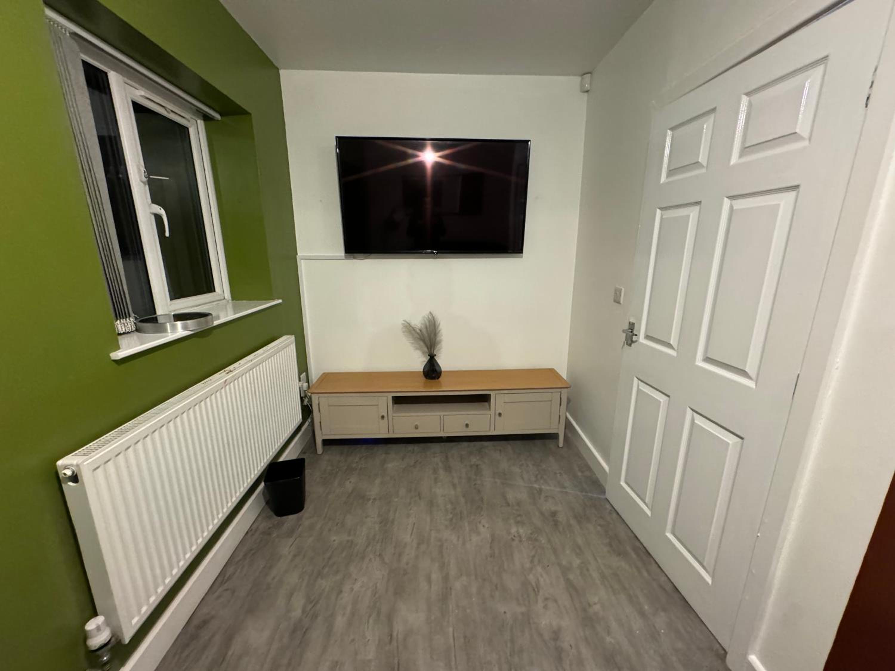3- Bedroom House -Private Parking - contractors welcome- 2 Min M62 view 5