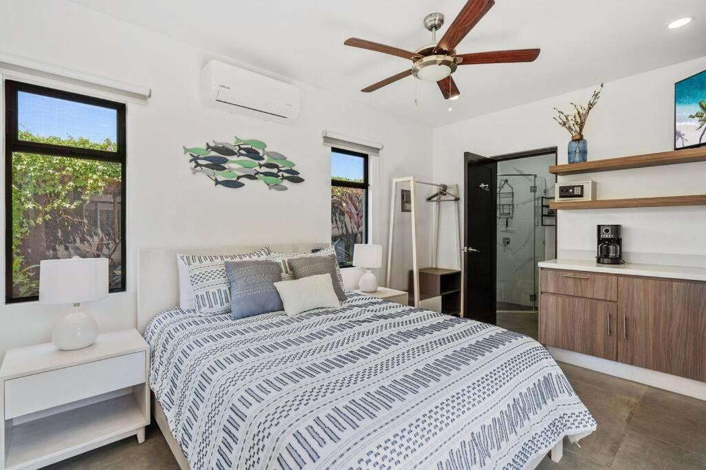 CU15 New Modern Home with Casitas and Private Pool