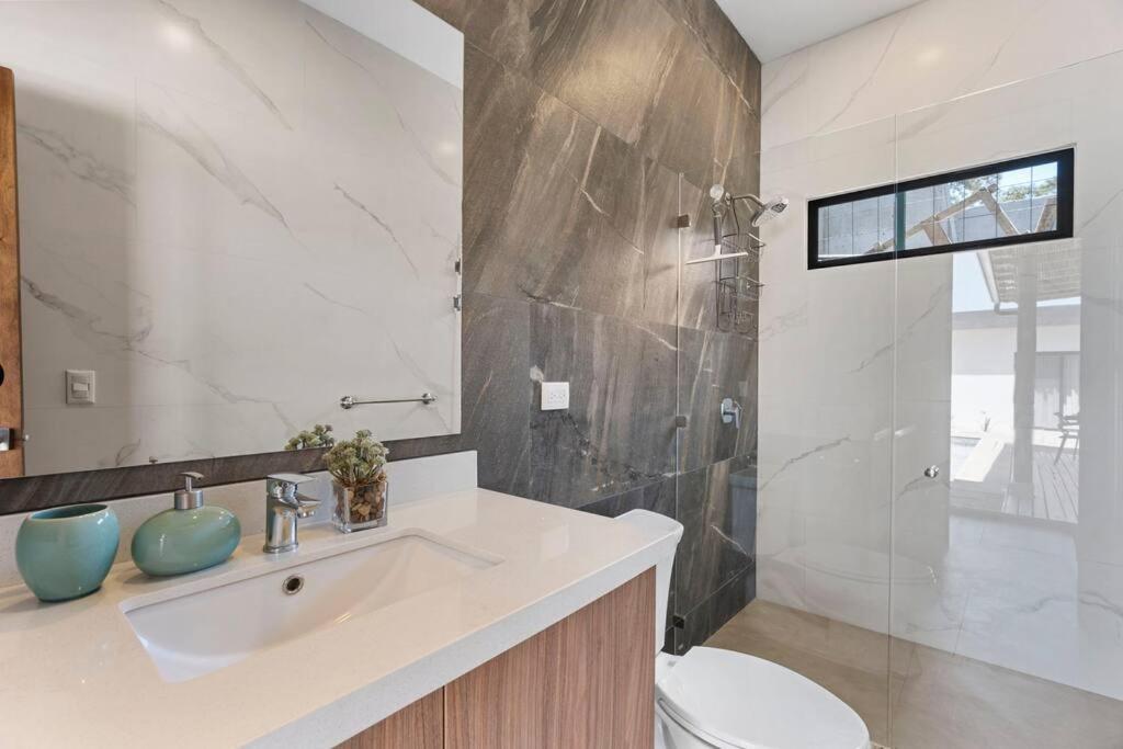CU15 New Modern Home with Casitas and Private Pool