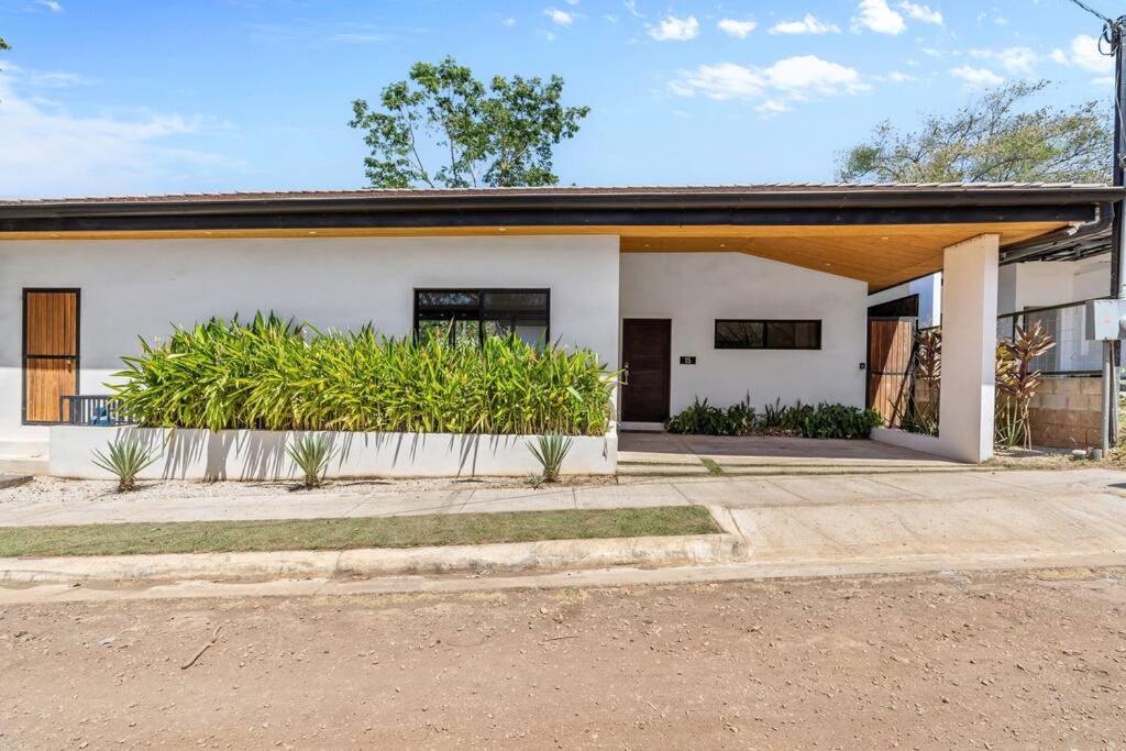CU15 New Modern Home with Casitas and Private Pool
