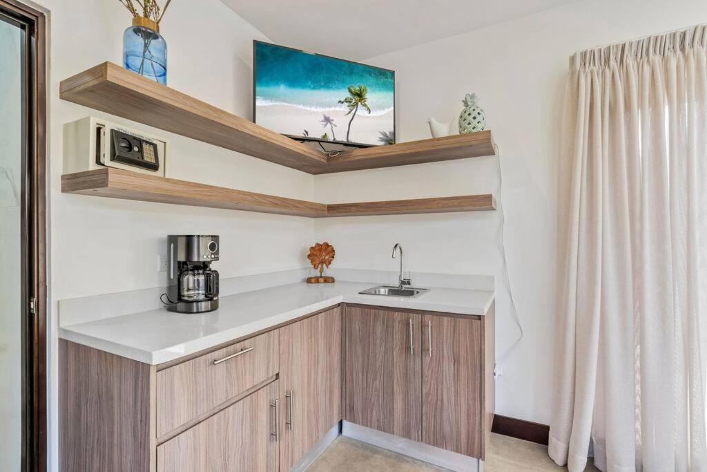 CU15 New Modern Home with Casitas and Private Pool