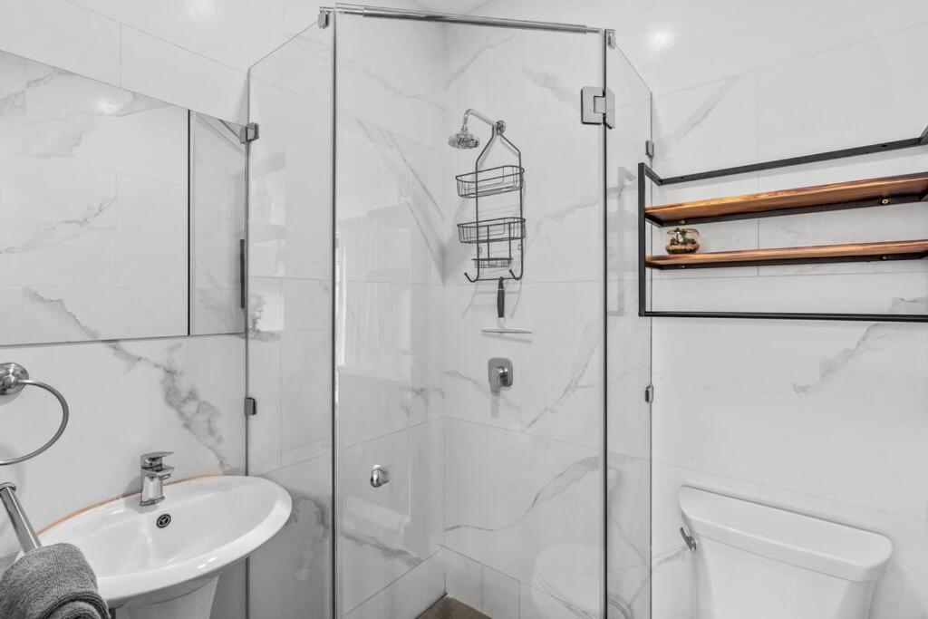 CU15 New Modern Home with Casitas and Private Pool